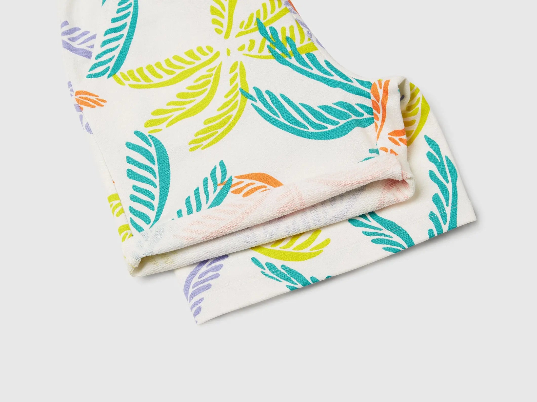 Benetton_Bermudas with Tropical Print_32IEC903E_75E_03