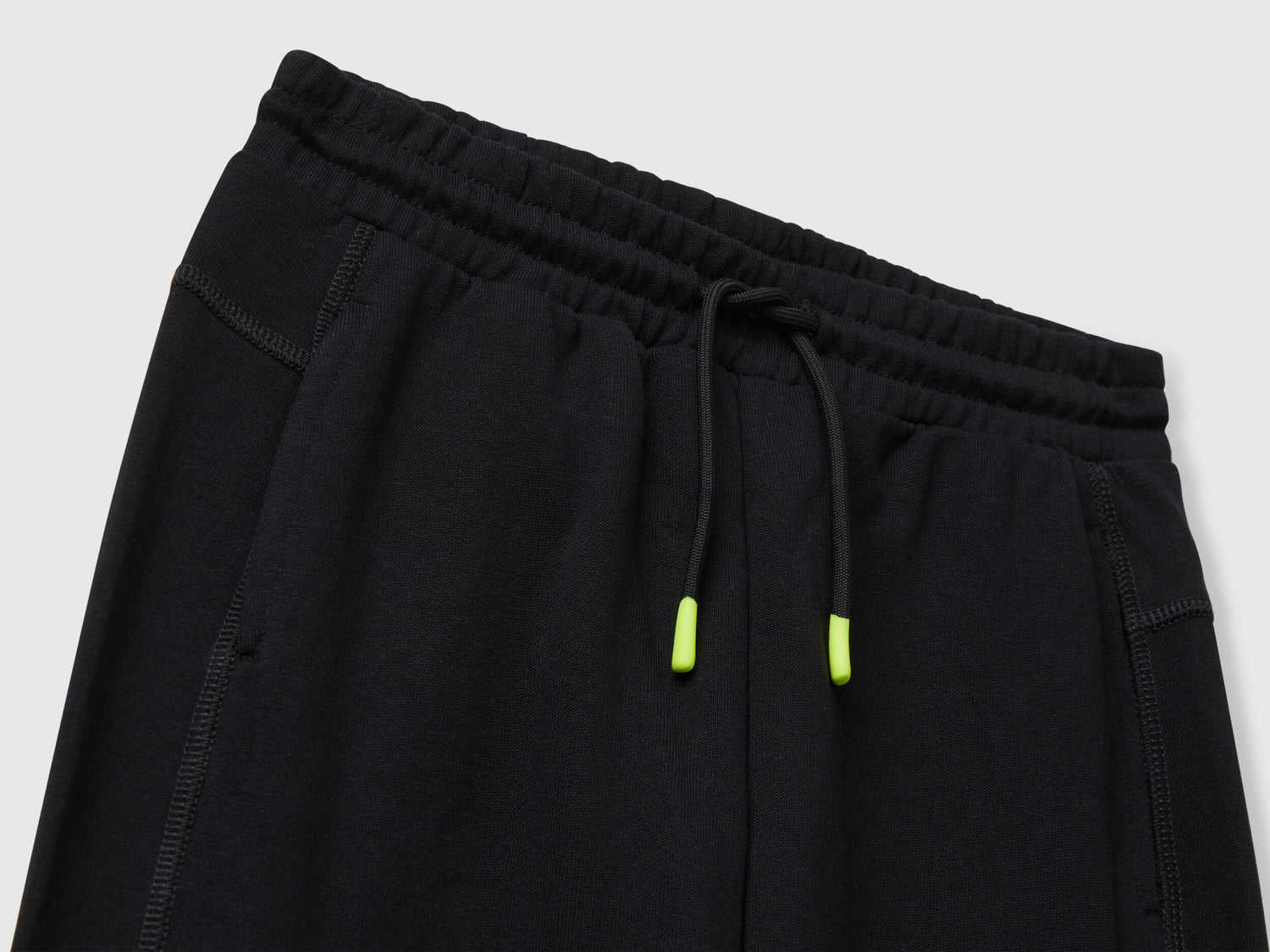 Benetton_Black_Sweatpants with Graffiti Print_33NVCF06D_100_03