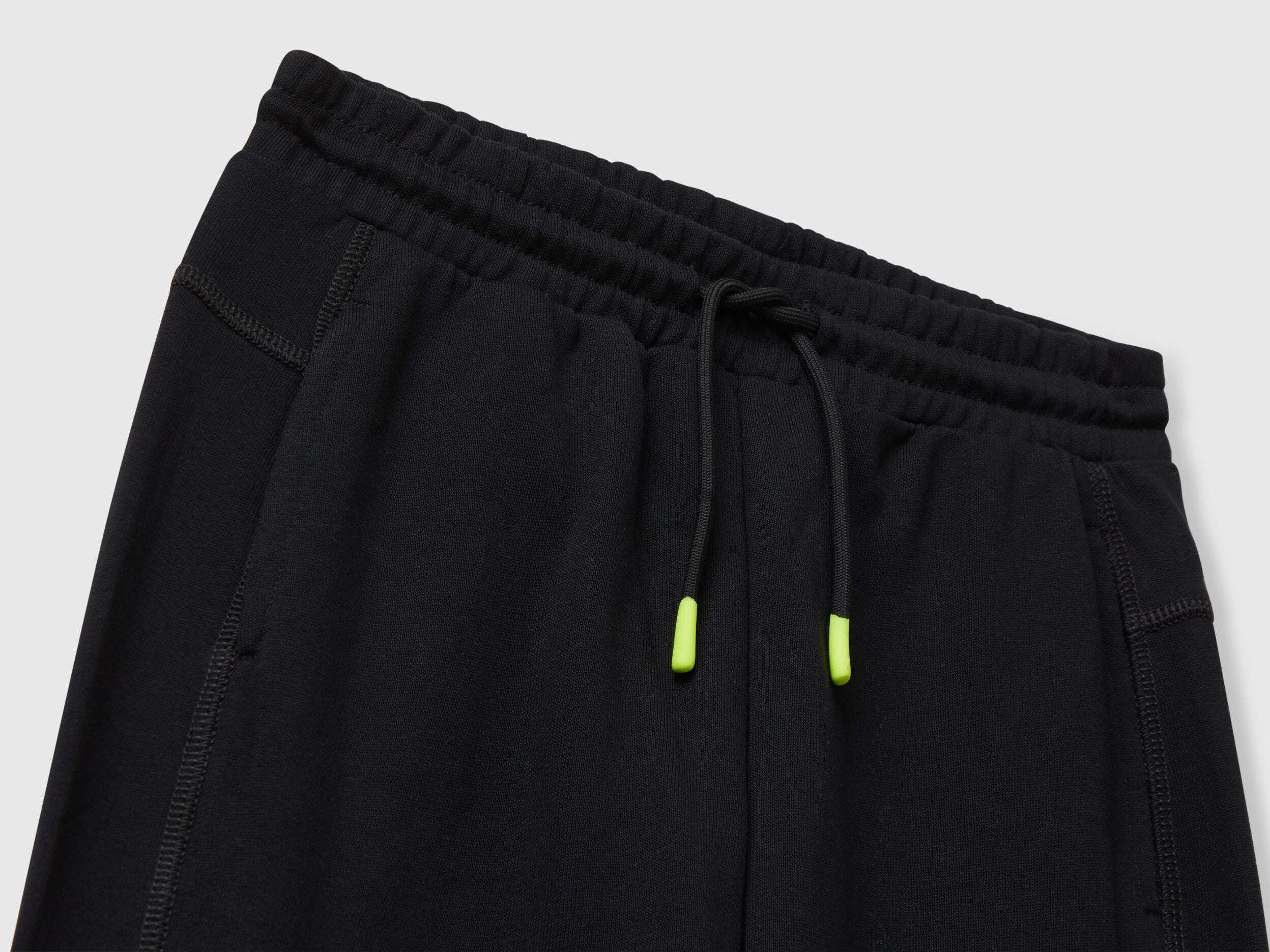 Benetton_Black_Sweatpants with Graffiti Print_33NVCF06D_100_03