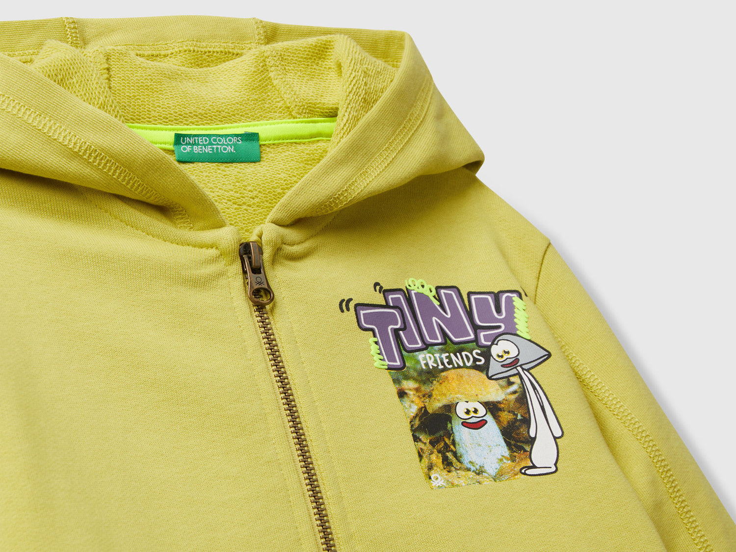 Benetton_Yellow_Sweatshirt with Kangaroo Pocket_33NVG5041_0Y6_03