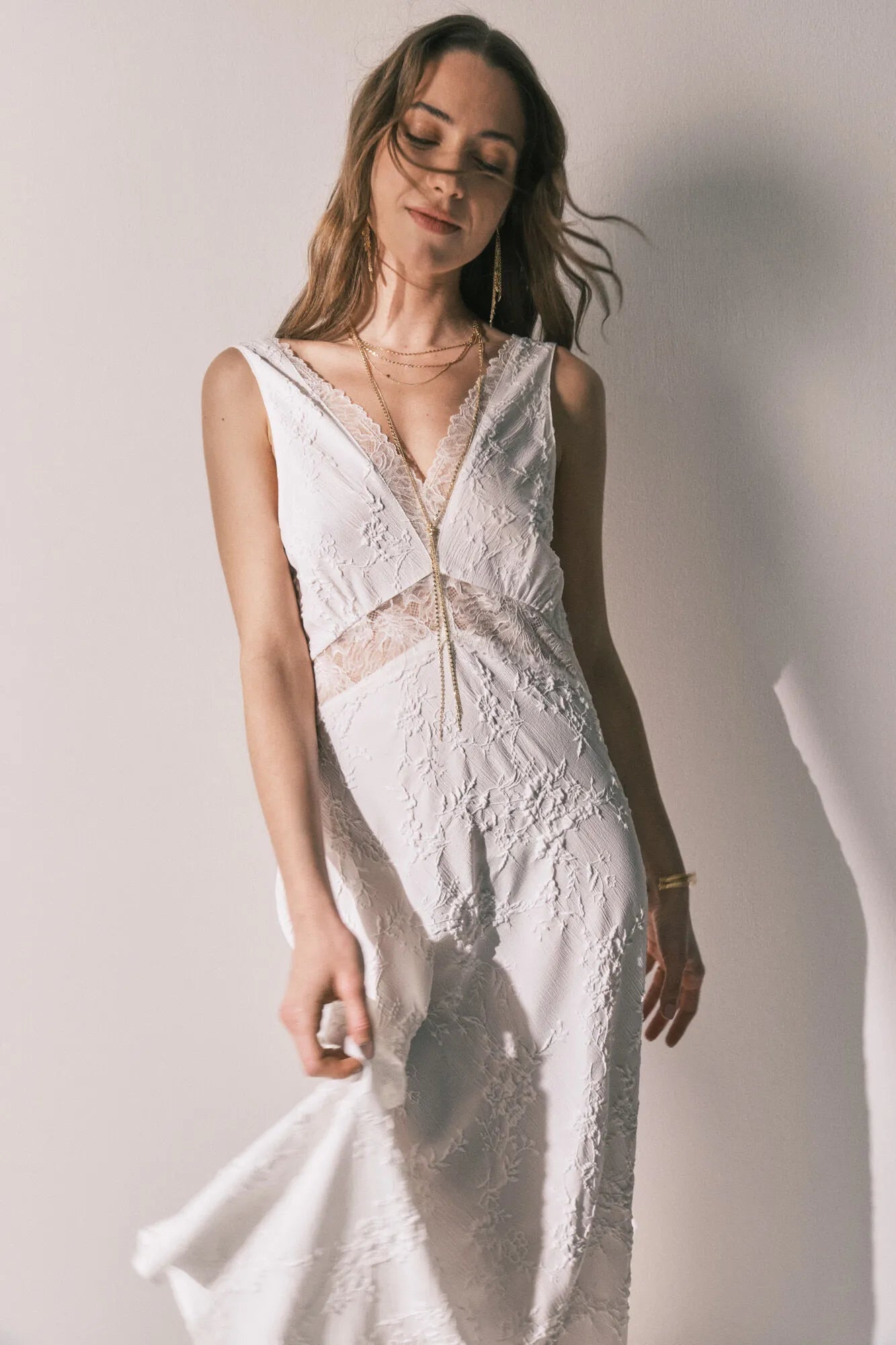 Women Secret_Ivory_Long Satin Jacquard Nightdress in White_3413703_96_02