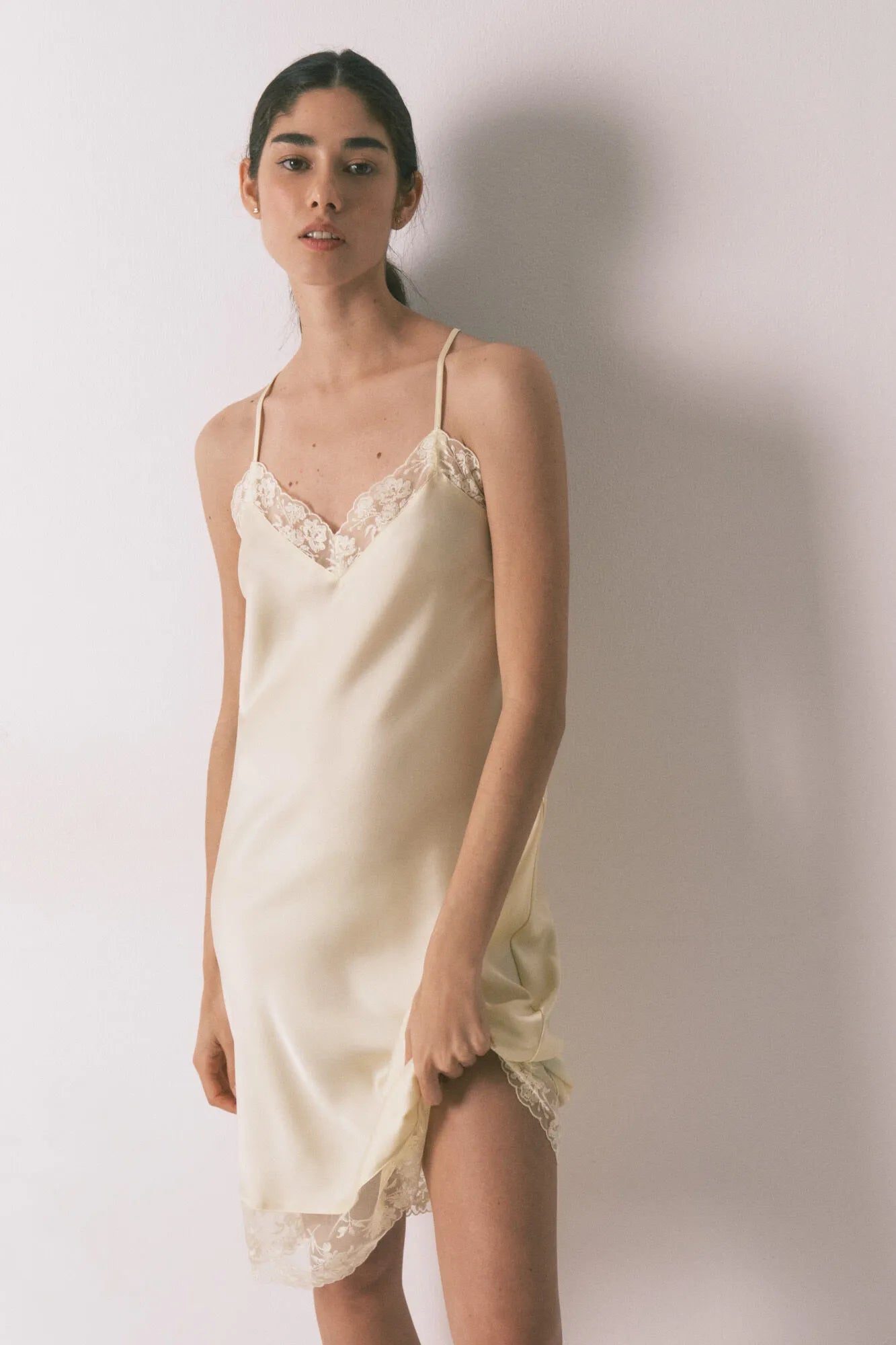 Women Secret_Yellow_Yellow Satin and Lace Short Nightgown_3413706_04_01