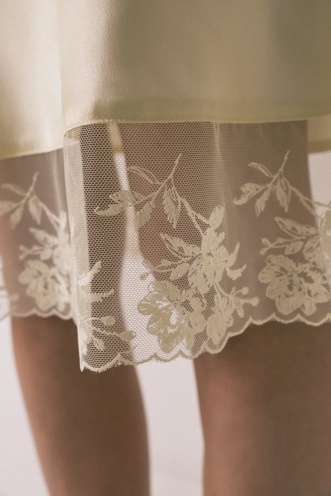 Women Secret_Yellow_Yellow Satin and Lace Short Nightgown_3413706_04_02