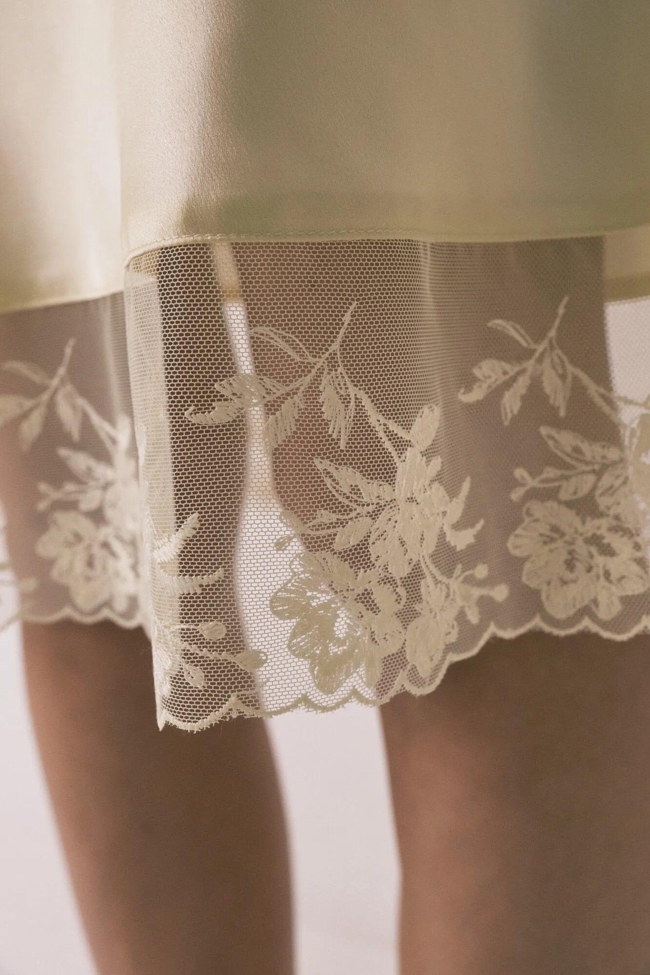 Women Secret_Yellow_Yellow Satin and Lace Short Nightgown_3413706_04_02