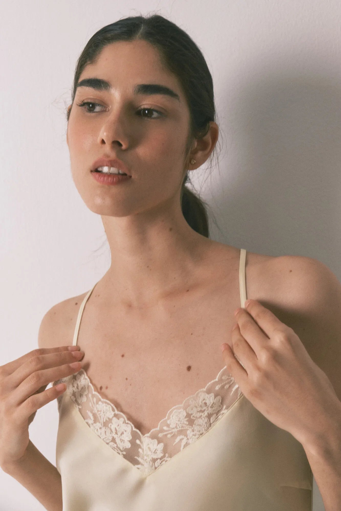 Women Secret_Yellow_Yellow Satin and Lace Short Nightgown_3413706_04_04