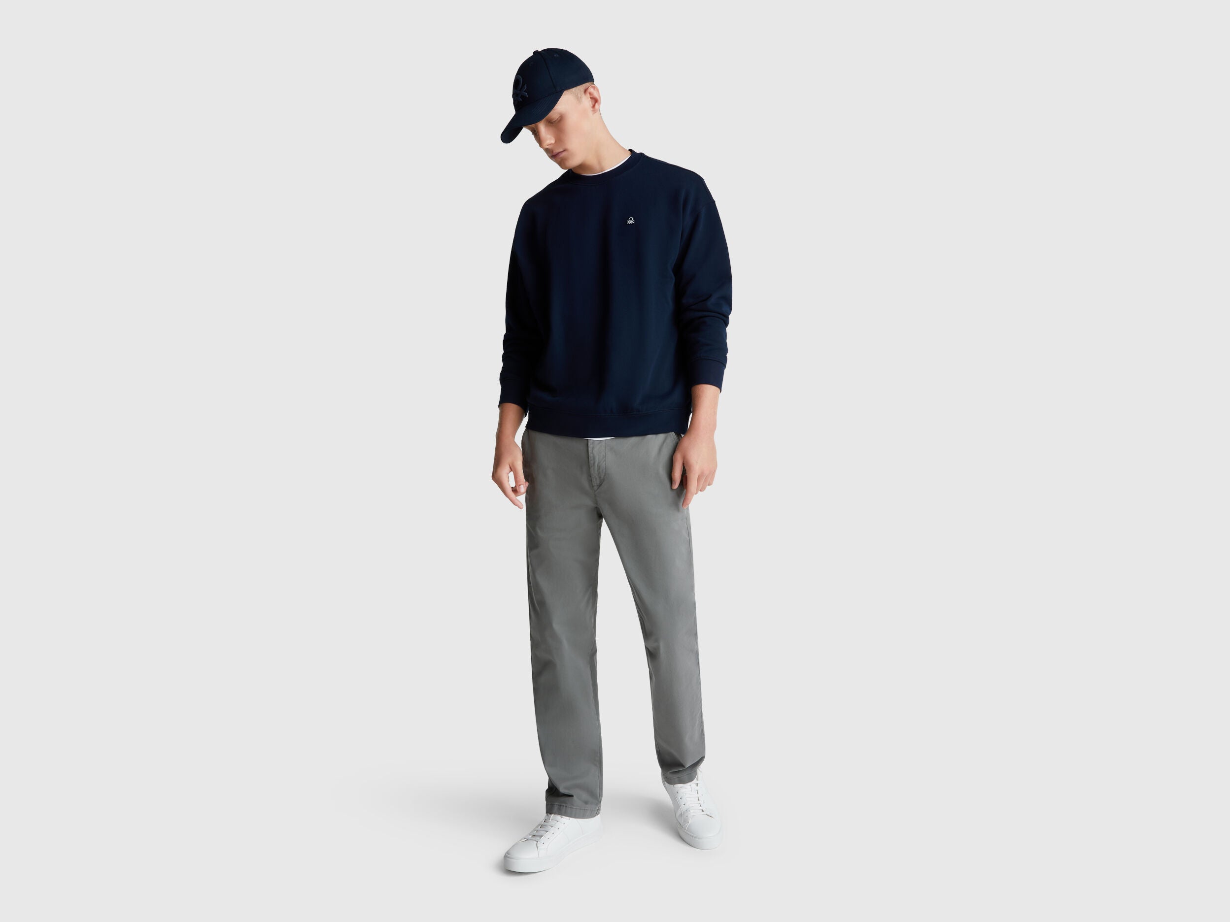 Benetton_Dark Blue_Sweatshirt with Logo Patch_342ZU1093_016_03