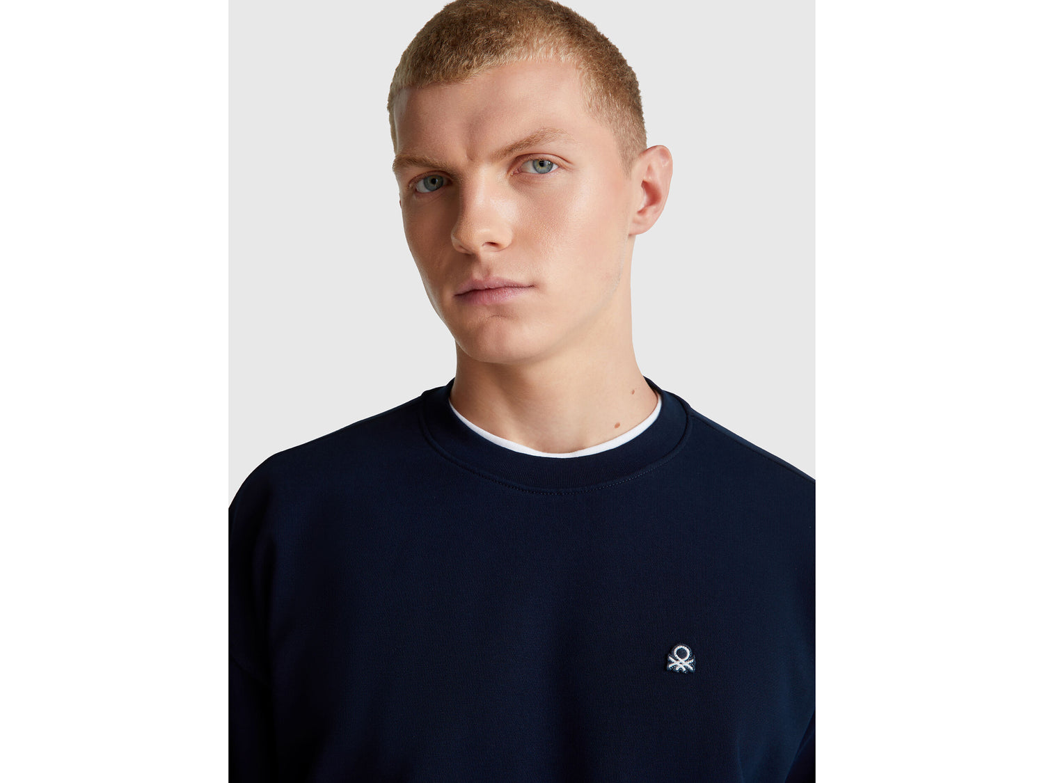 Benetton_Dark Blue_Sweatshirt with Logo Patch_342ZU1093_016_04