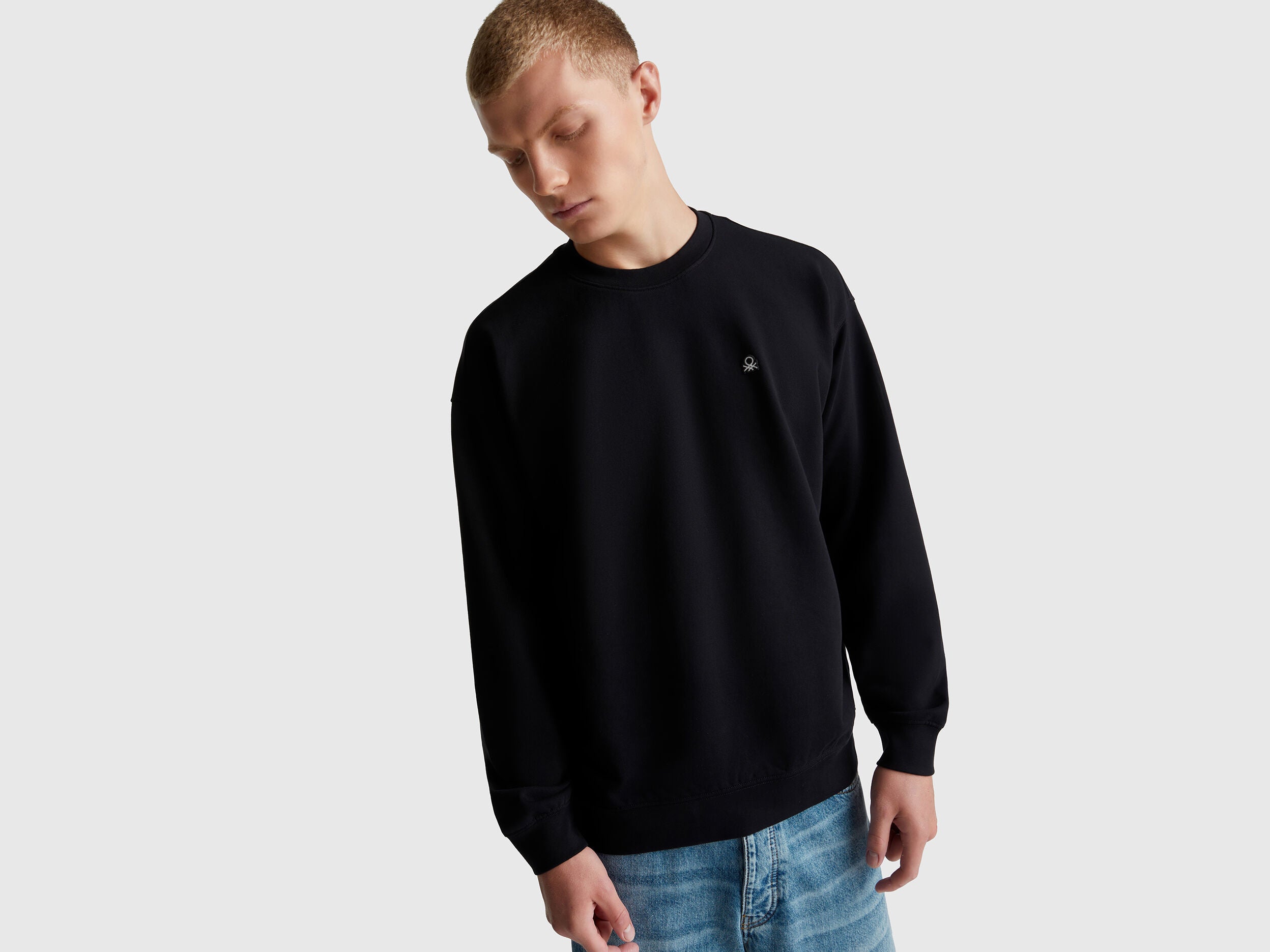 Benetton_Black_Sweatshirt with Logo Patch_342ZU1093_100_01