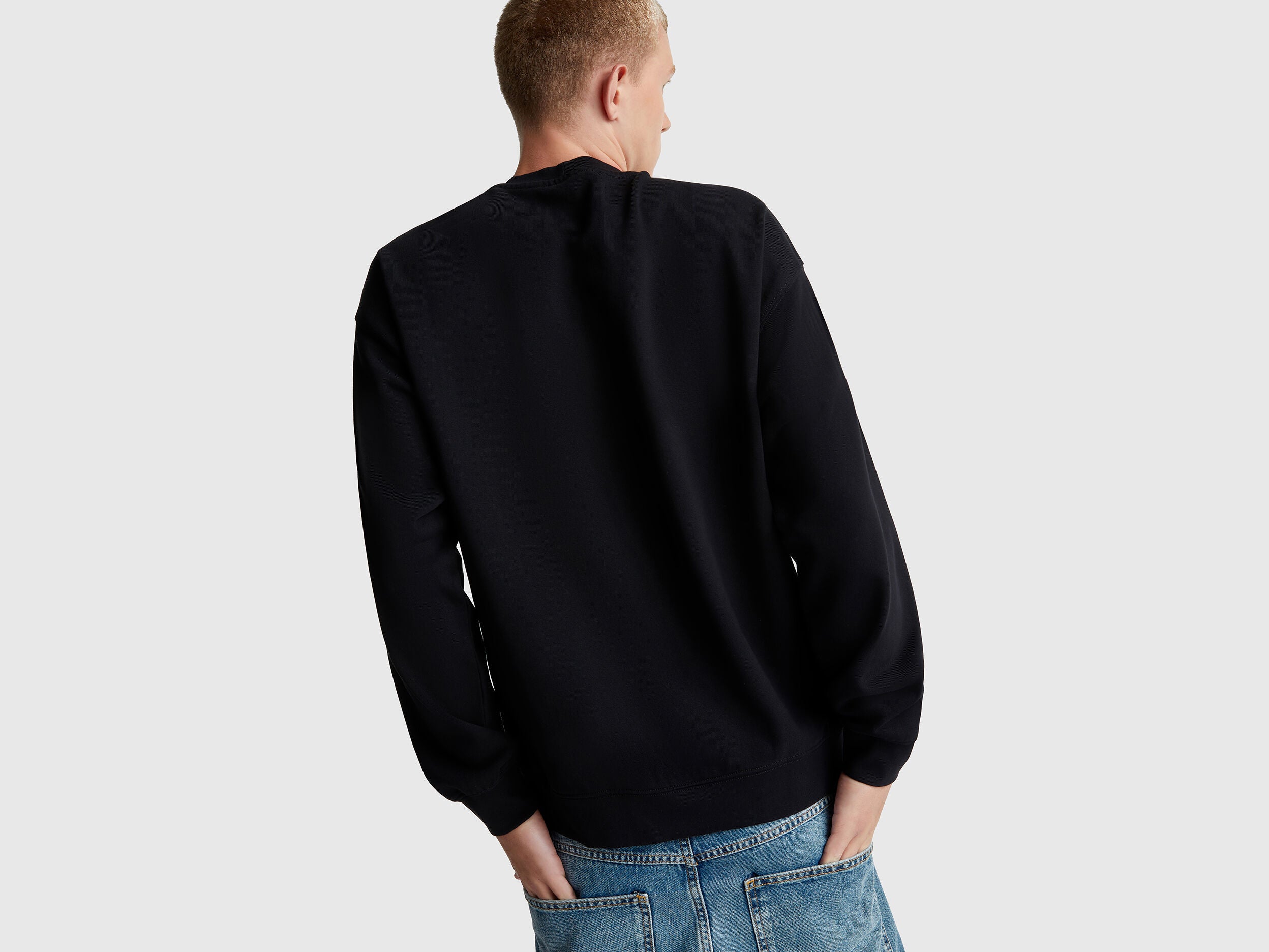 Benetton_Black_Sweatshirt with Logo Patch_342ZU1093_100_02
