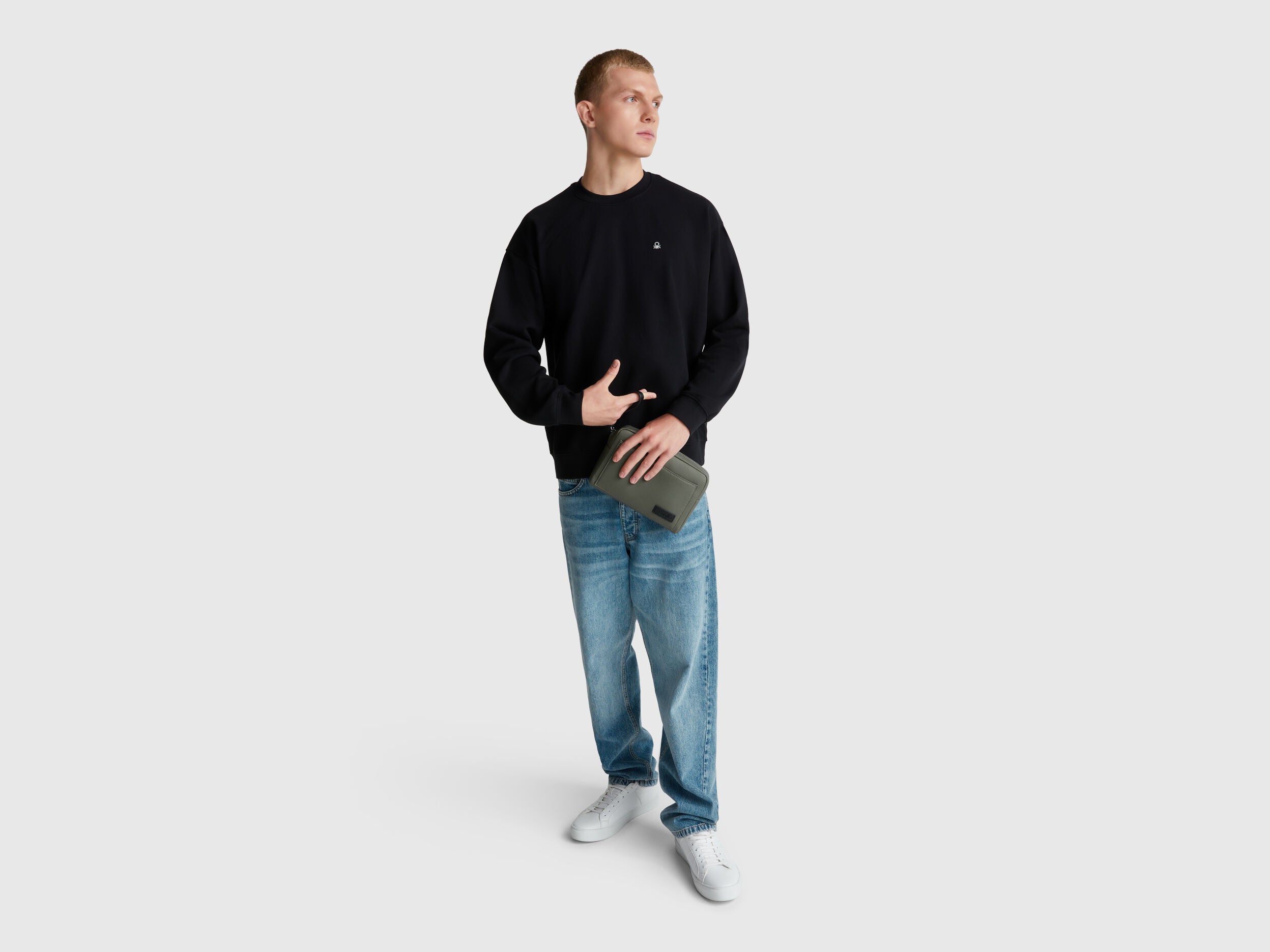 Benetton_Black_Sweatshirt with Logo Patch_342ZU1093_100_03