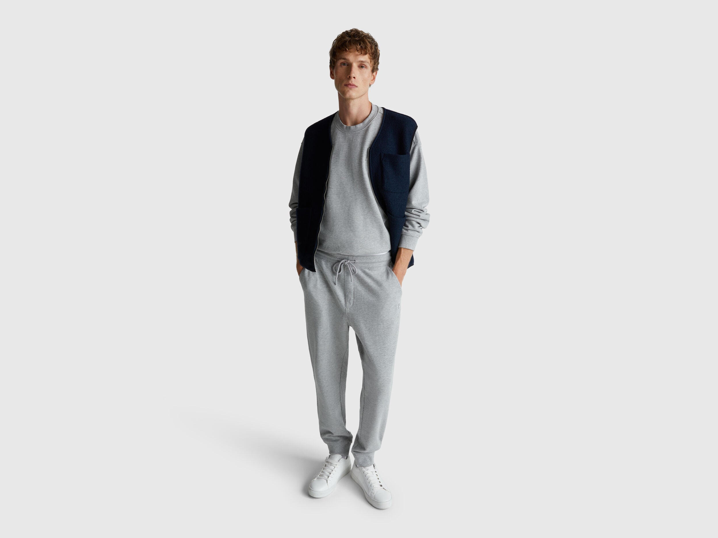 Benetton_Light Gray_Sweatshirt with Logo Patch_342ZU1093_501_03