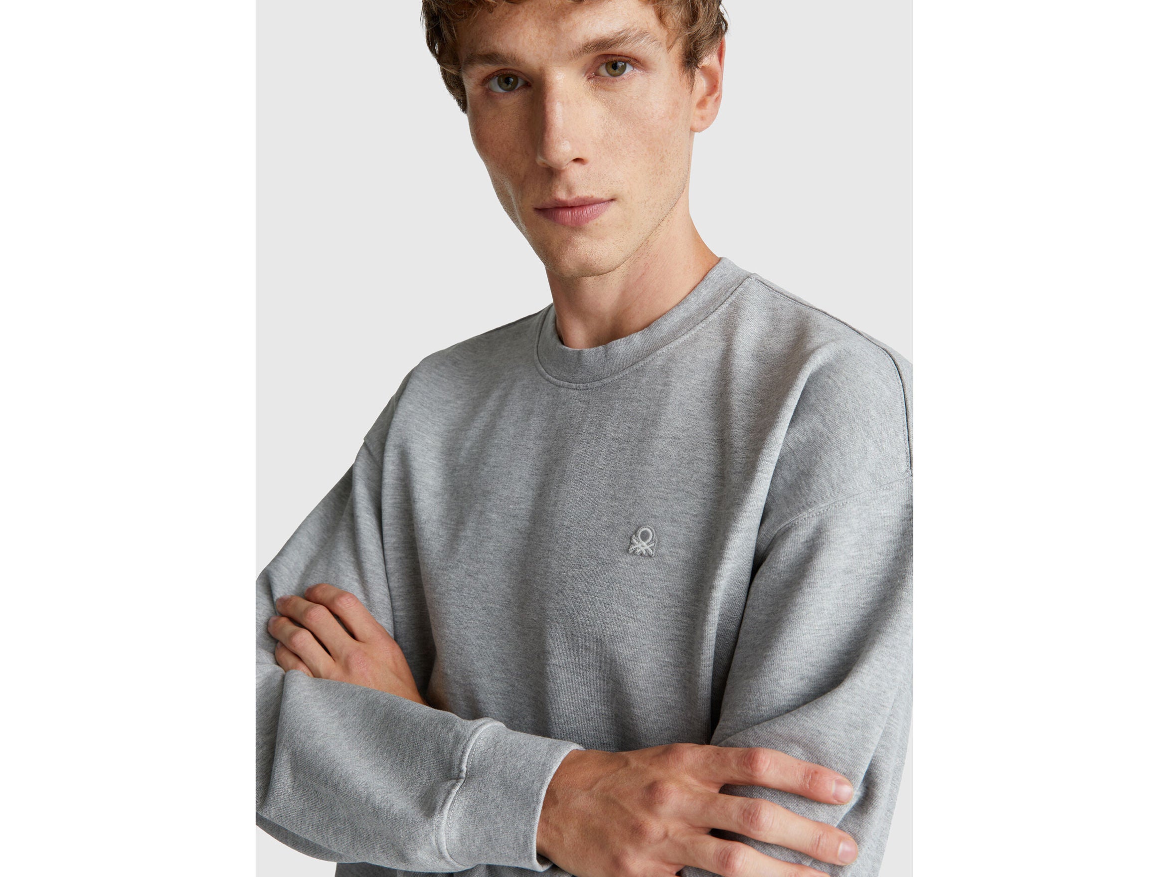 Benetton_Light Gray_Sweatshirt with Logo Patch_342ZU1093_501_04