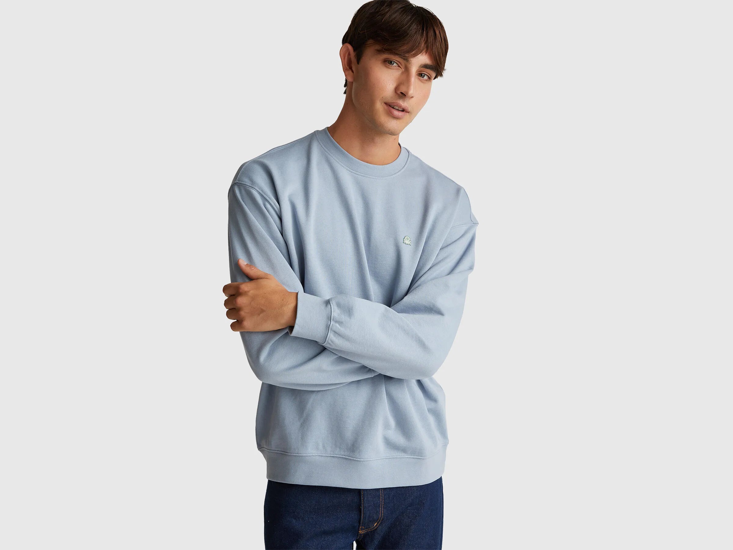 Benetton_Light Blue_Sweatshirt with Logo Patch_342ZU1093_8F9_01