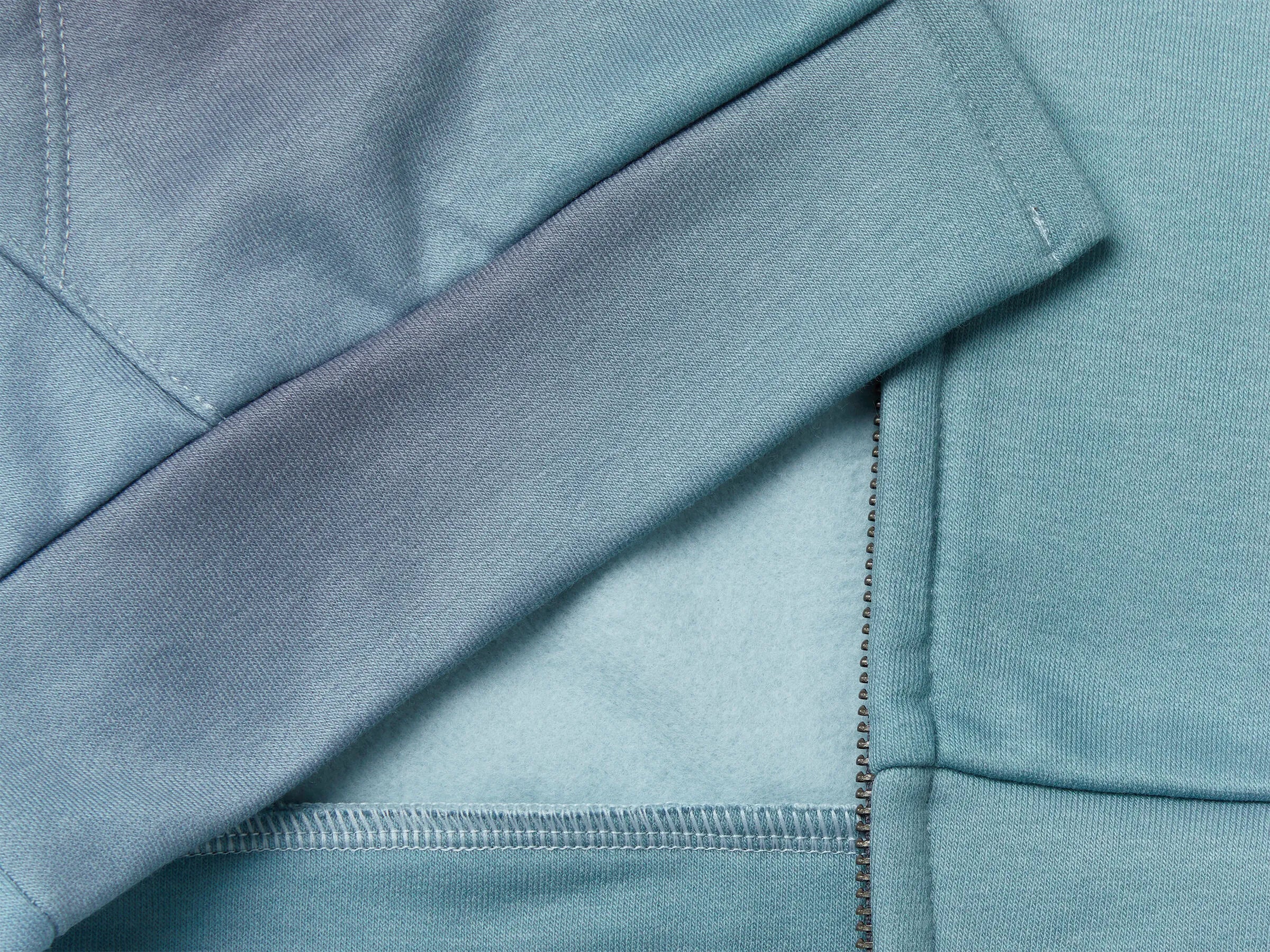 Benetton_Light Blue_Sweatshirt with Shaded-Effect Print_34GSC505S_70T_03