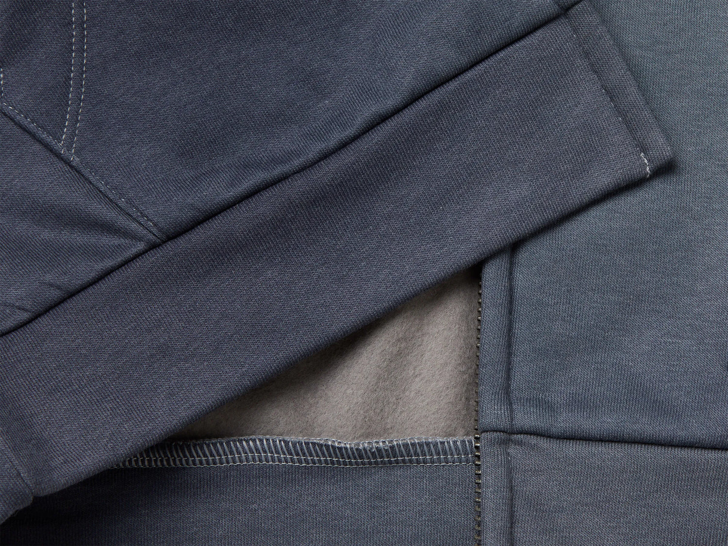 Benetton_Blue_Sweatshirt with Shaded-Effect Print_34GSC505S_70U_03