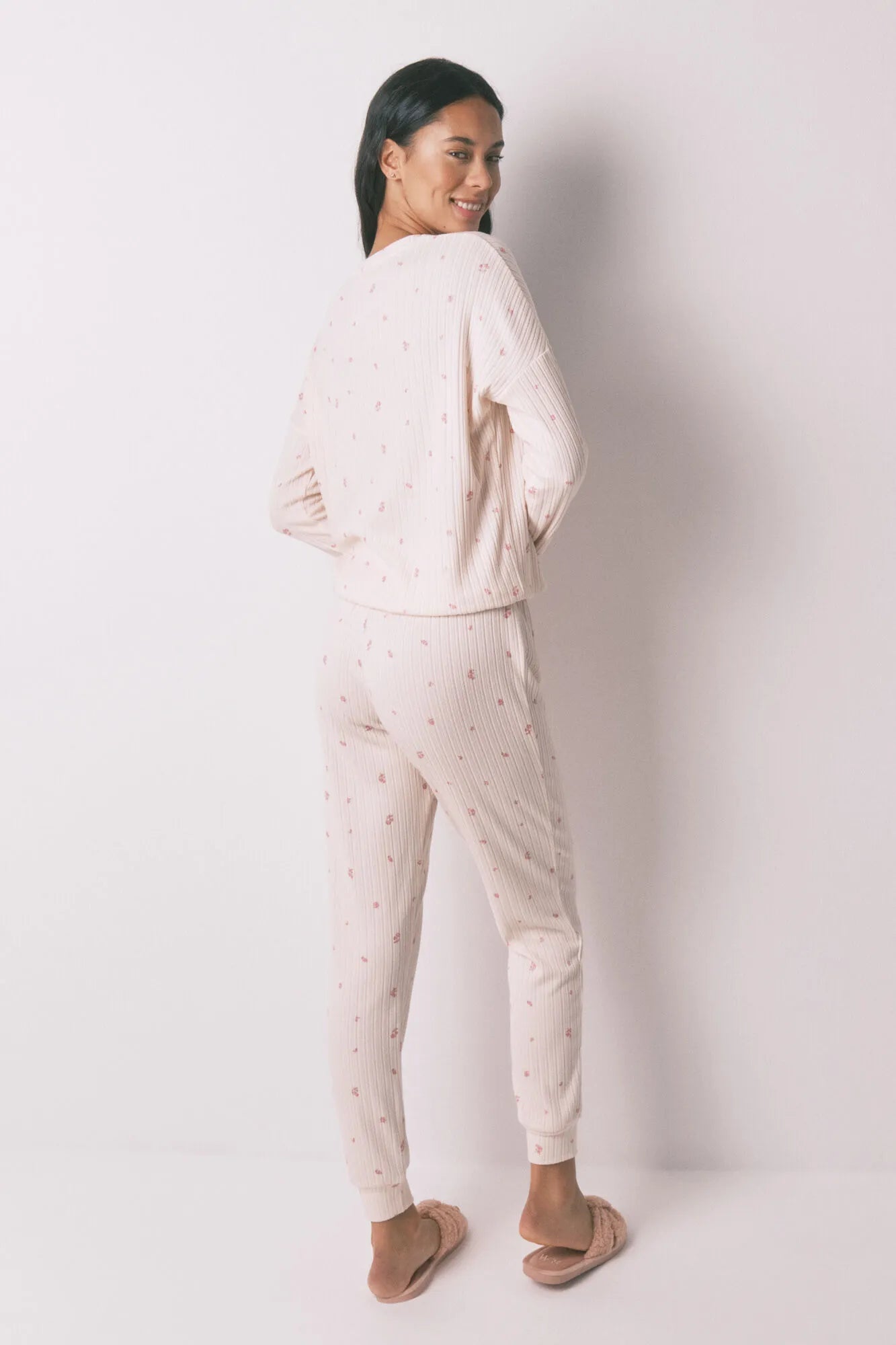 Women Secret_Pink_Long Viscose Pyjamas with Pink Floral Print_3592423_73_05
