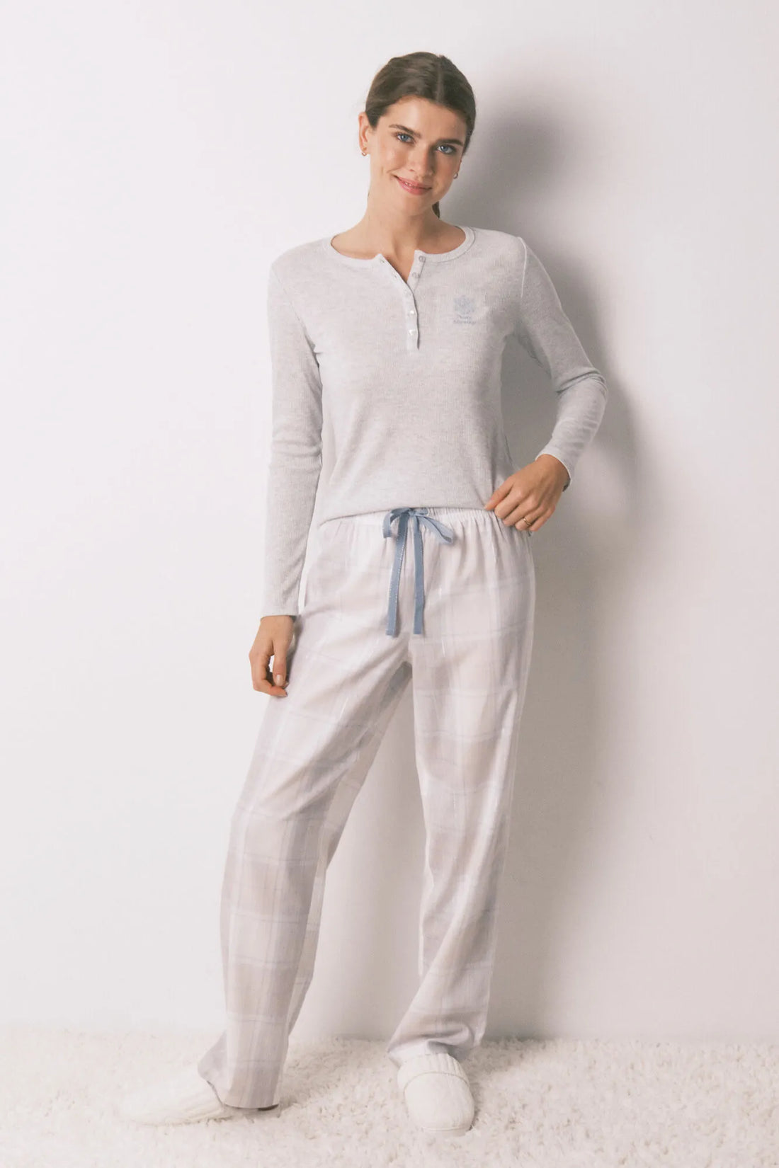 Women Secret_Medium Grey_Long Grey Checkered Pajamas with a Shiny Effect_3592487_46_01