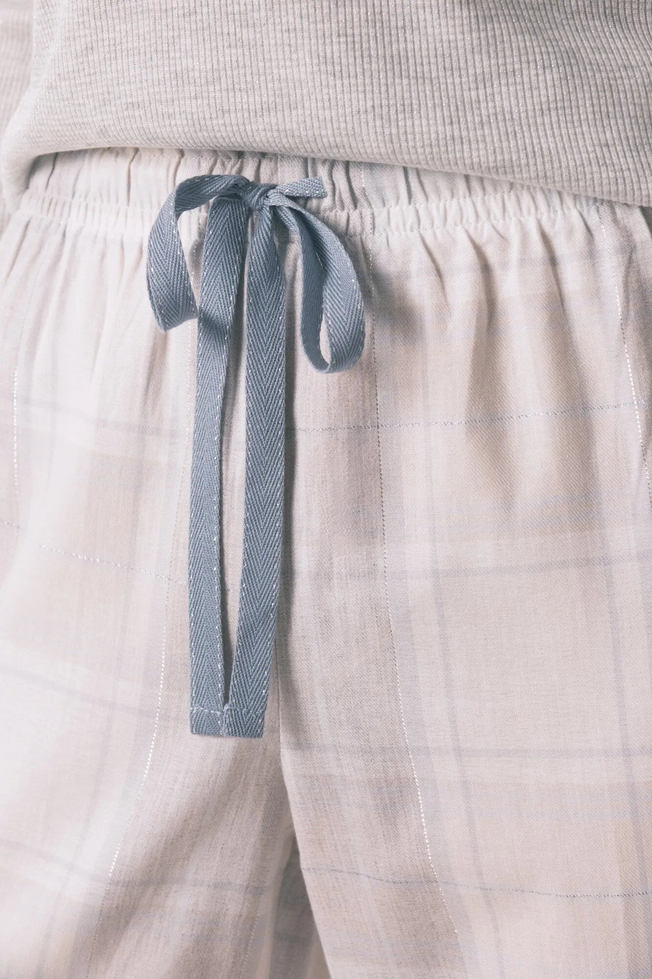 Women Secret_Medium Grey_Long Grey Checkered Pajamas with a Shiny Effect_3592487_46_04