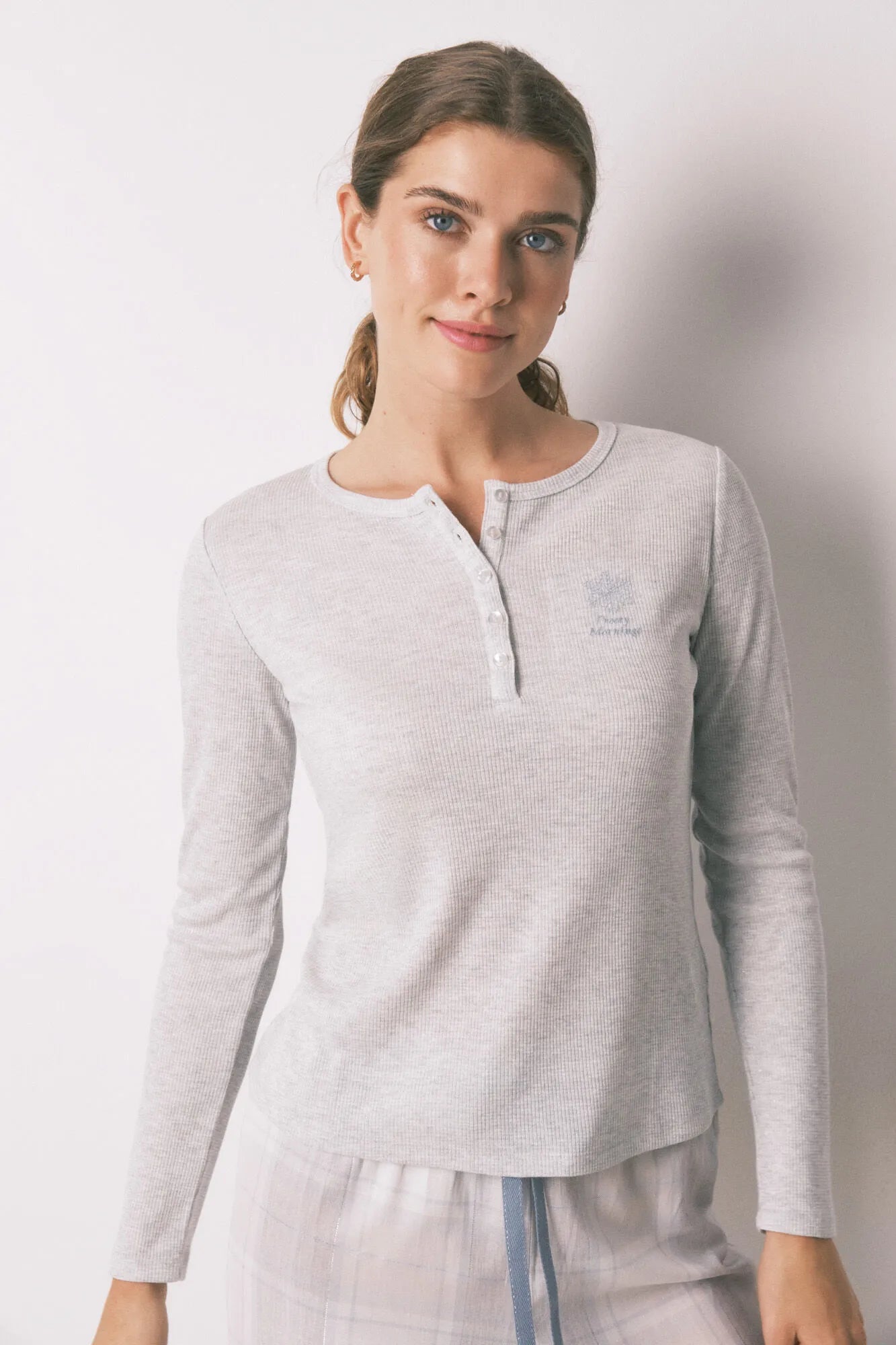 Women Secret_Medium Grey_Long Grey Checkered Pajamas with a Shiny Effect_3592487_46_05