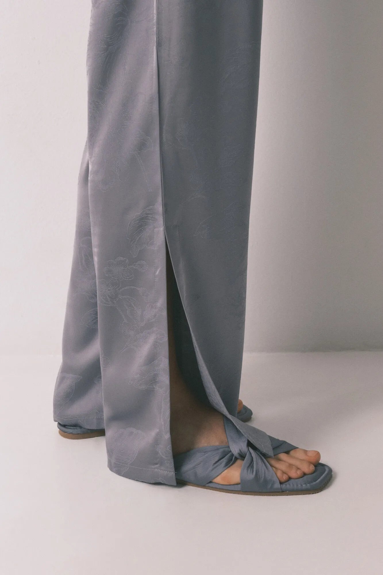 Women Secret_Dark Grey_Long Classic Pyjamas in Grey Jacquard Satin_3593013_42_04