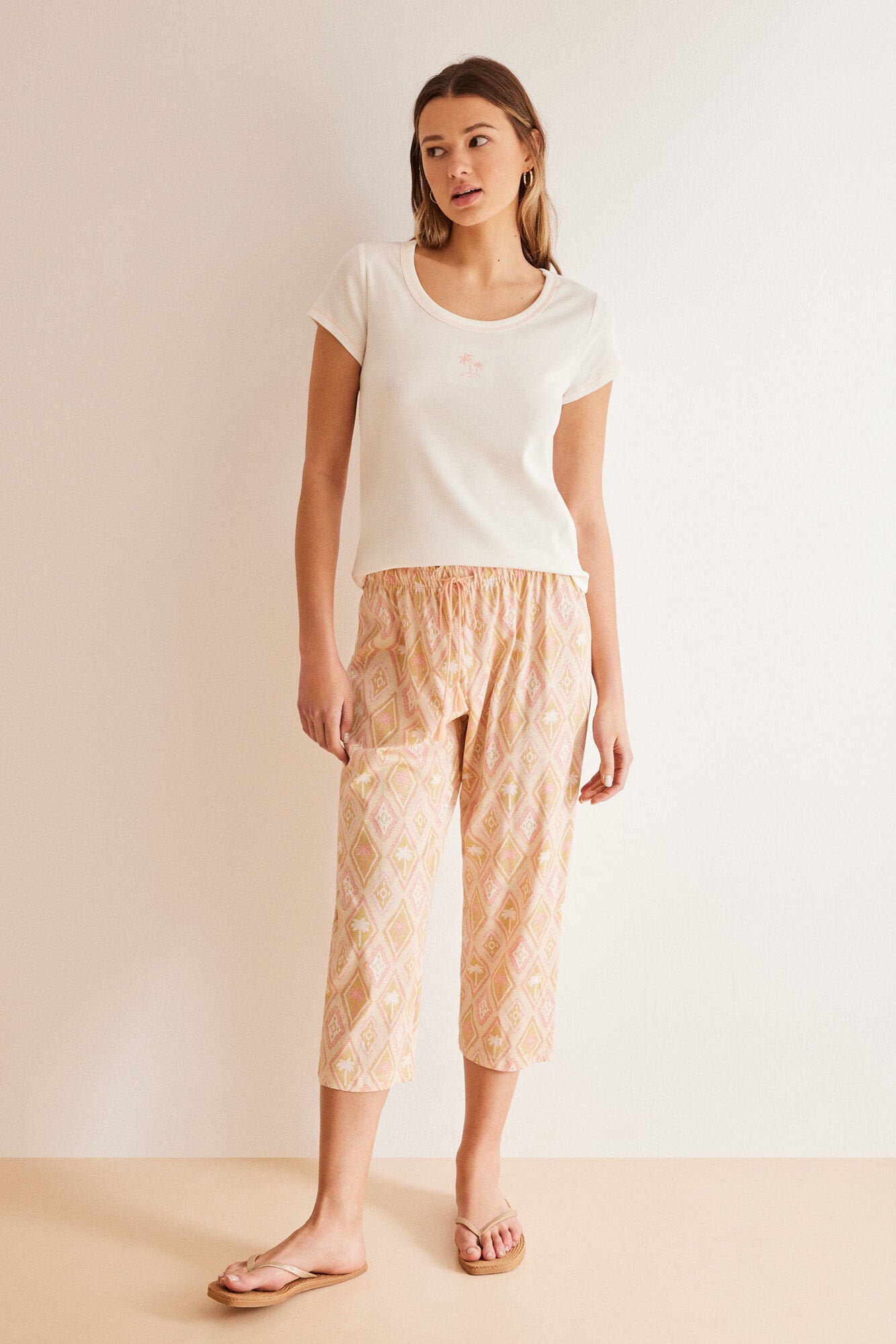 Ivory Short Sleeves Capri Pant Pyjama_3597398_96_04