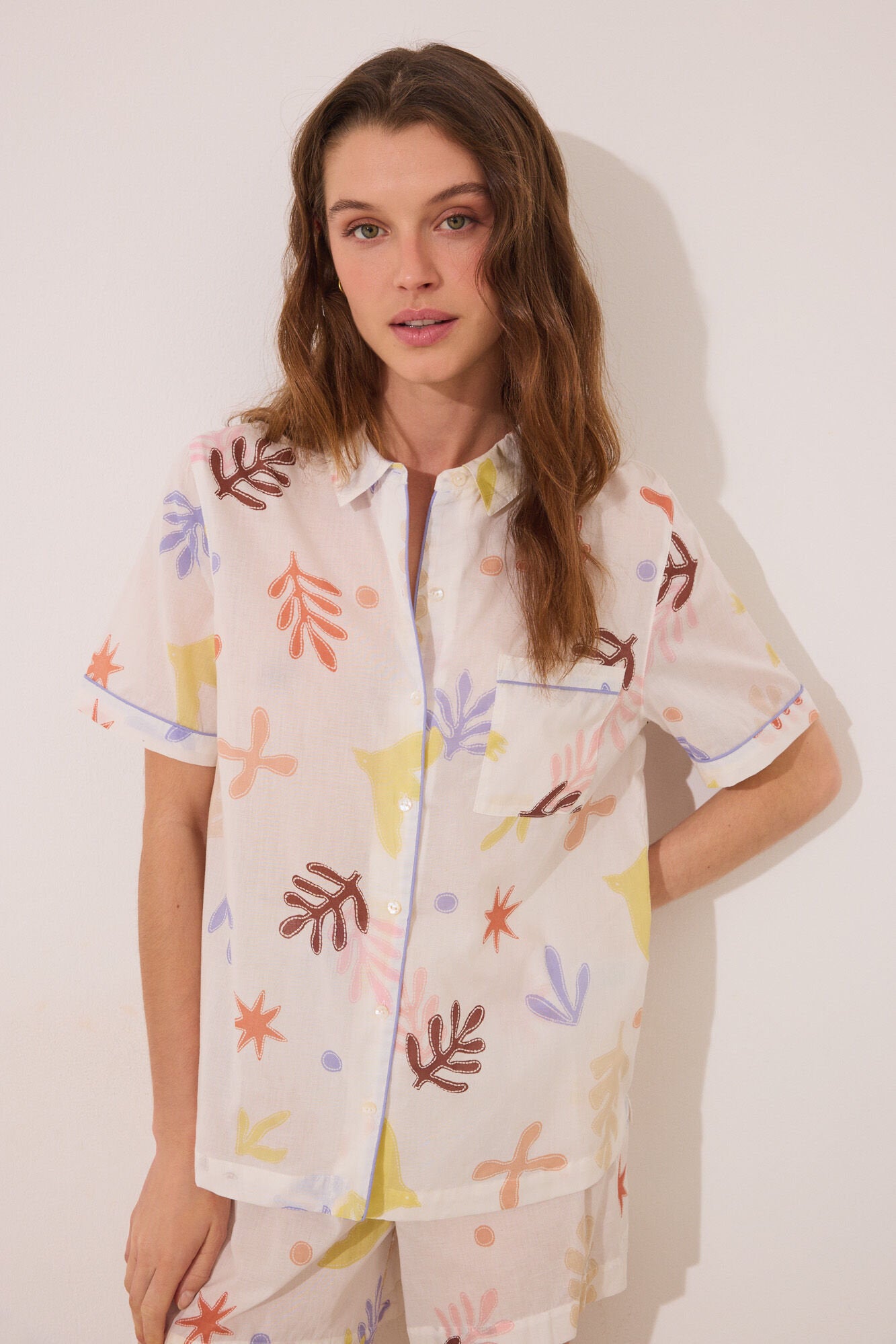 Women Secret_Short Classic Pyjamas in Allover Viscose with Leaves_3599182_98_04