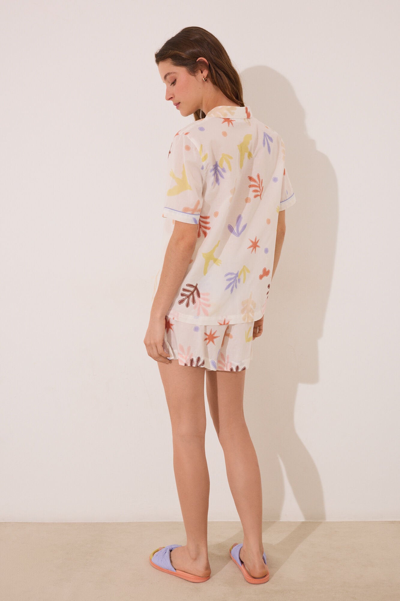 Women Secret_Short Classic Pyjamas in Allover Viscose with Leaves_3599182_98_06