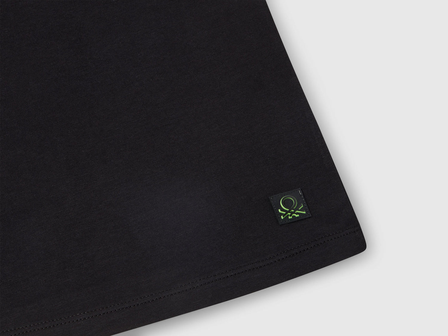 Benetton_Black T-Shirt with Back Print_35RYC10NC_100_03