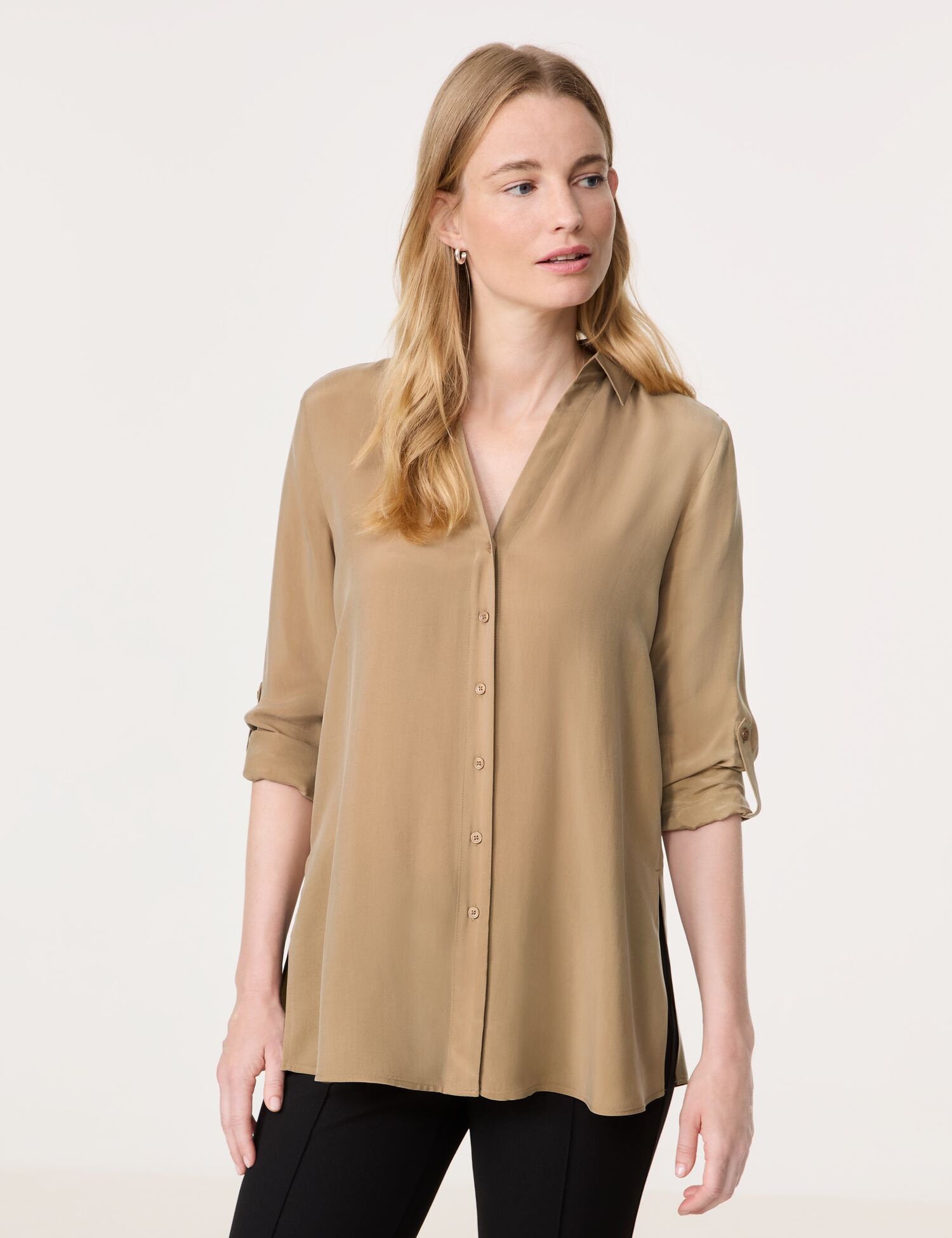 Flowing Blouse With Side Slits_360007-66420_70492_01