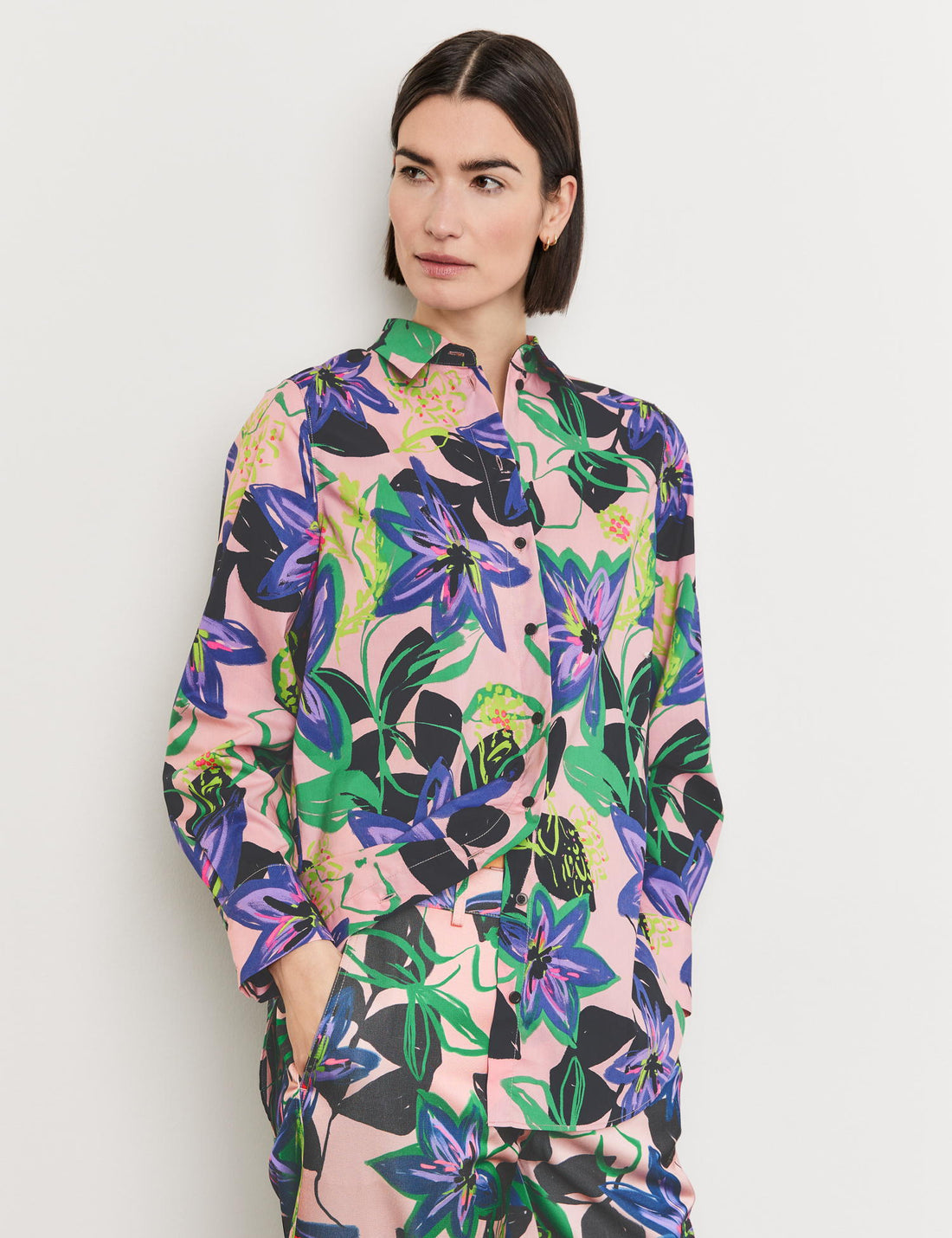Floral Blouse With An Elongated Back_360020-31409_3058_01