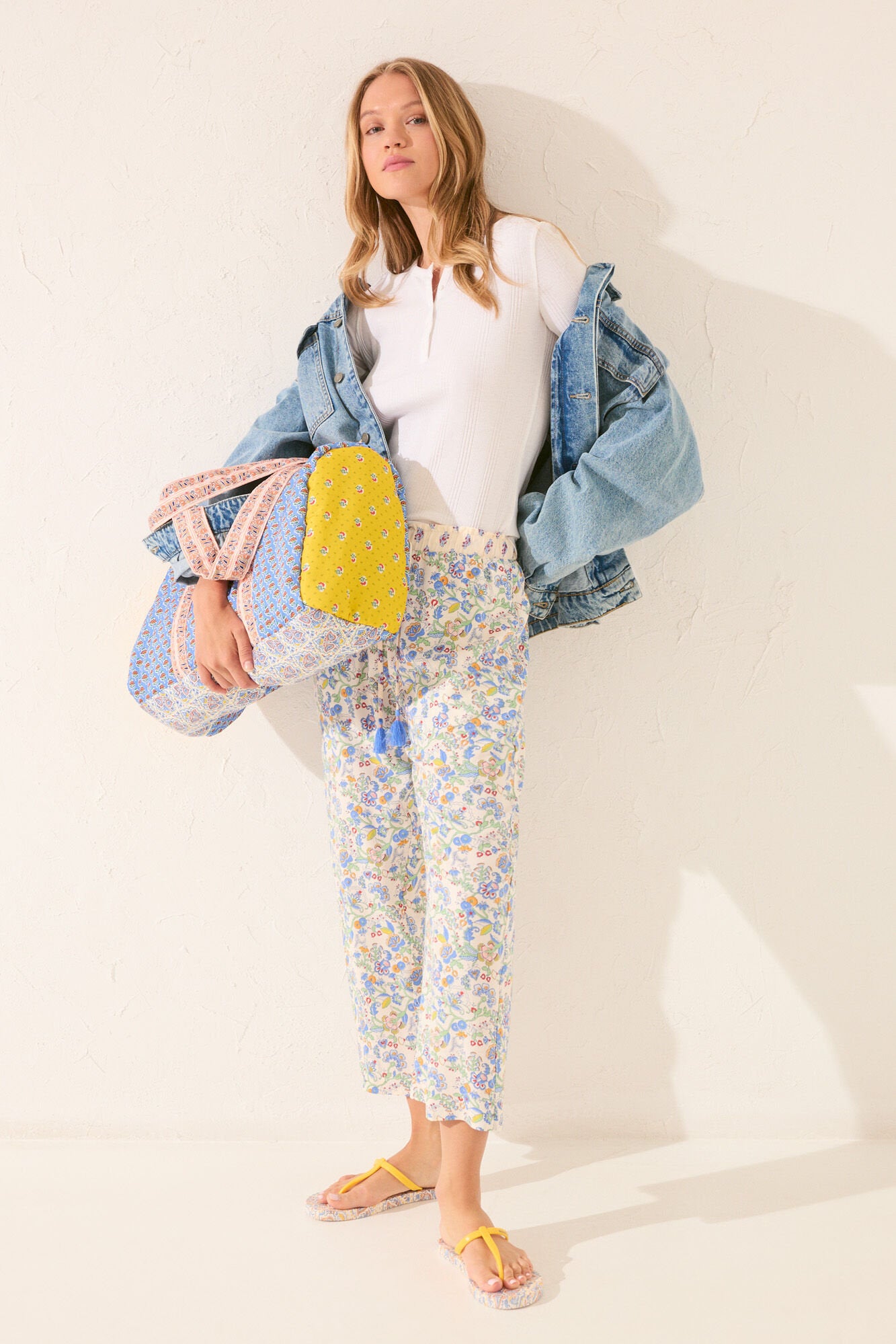 Women Secret_Multicoloured Floral Viscose Capri Trouser_3702229_98_01