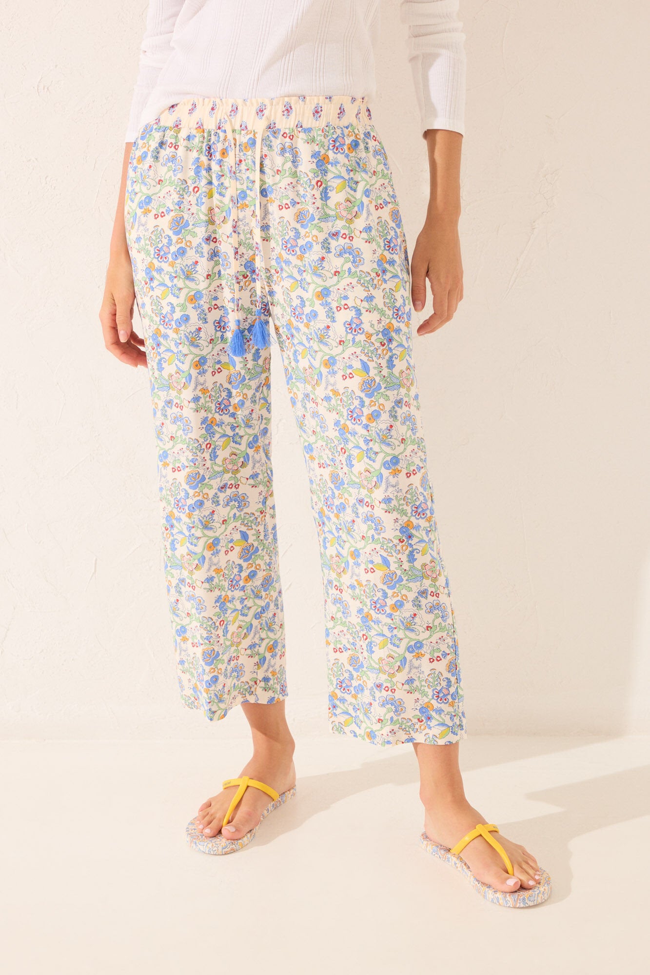 Women Secret_Multicoloured Floral Viscose Capri Trouser_3702229_98_02