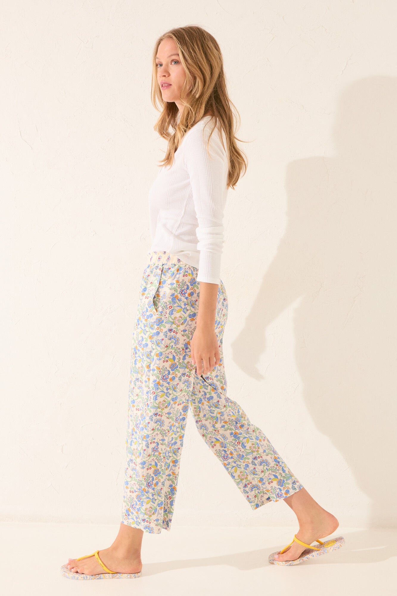 Women Secret_Multicoloured Floral Viscose Capri Trouser_3702229_98_03