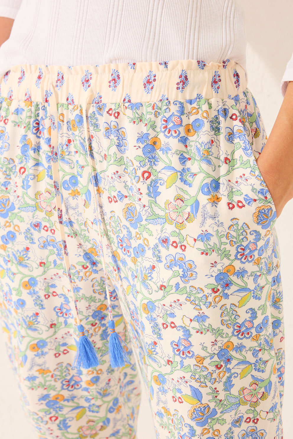 Women Secret_Multicoloured Floral Viscose Capri Trouser_3702229_98_04