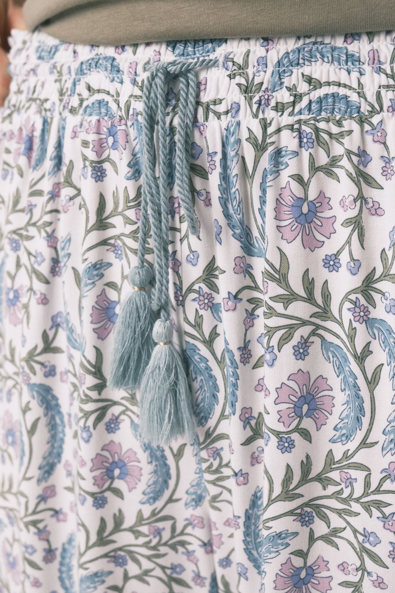 Women Secret_Green_Long Viscose Flower Print Trouser_3702256_23_03