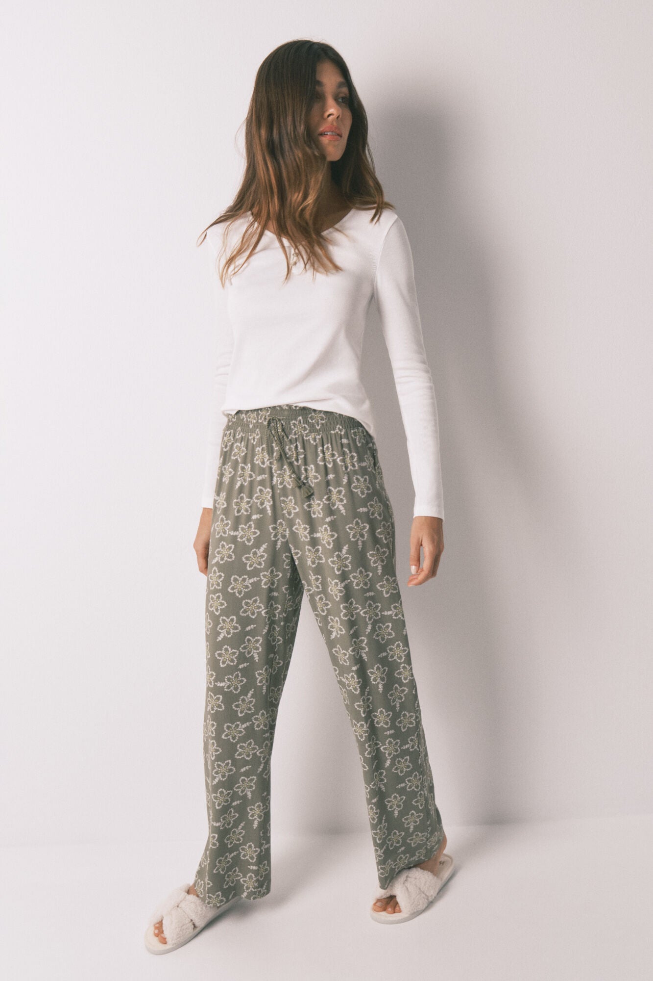 Women Secret_Light Khaki_Long Viscose Trouser with Khaki Flowers_3702259_94_01