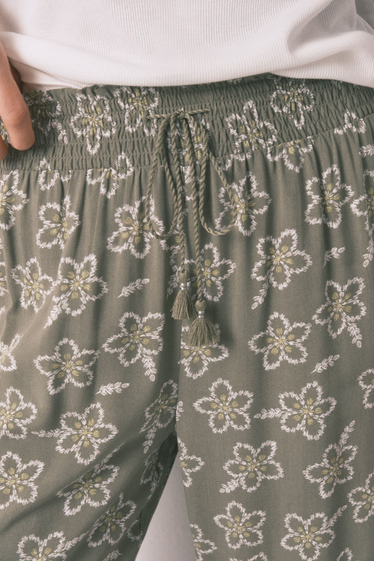 Women Secret_Light Khaki_Long Viscose Trouser with Khaki Flowers_3702259_94_02