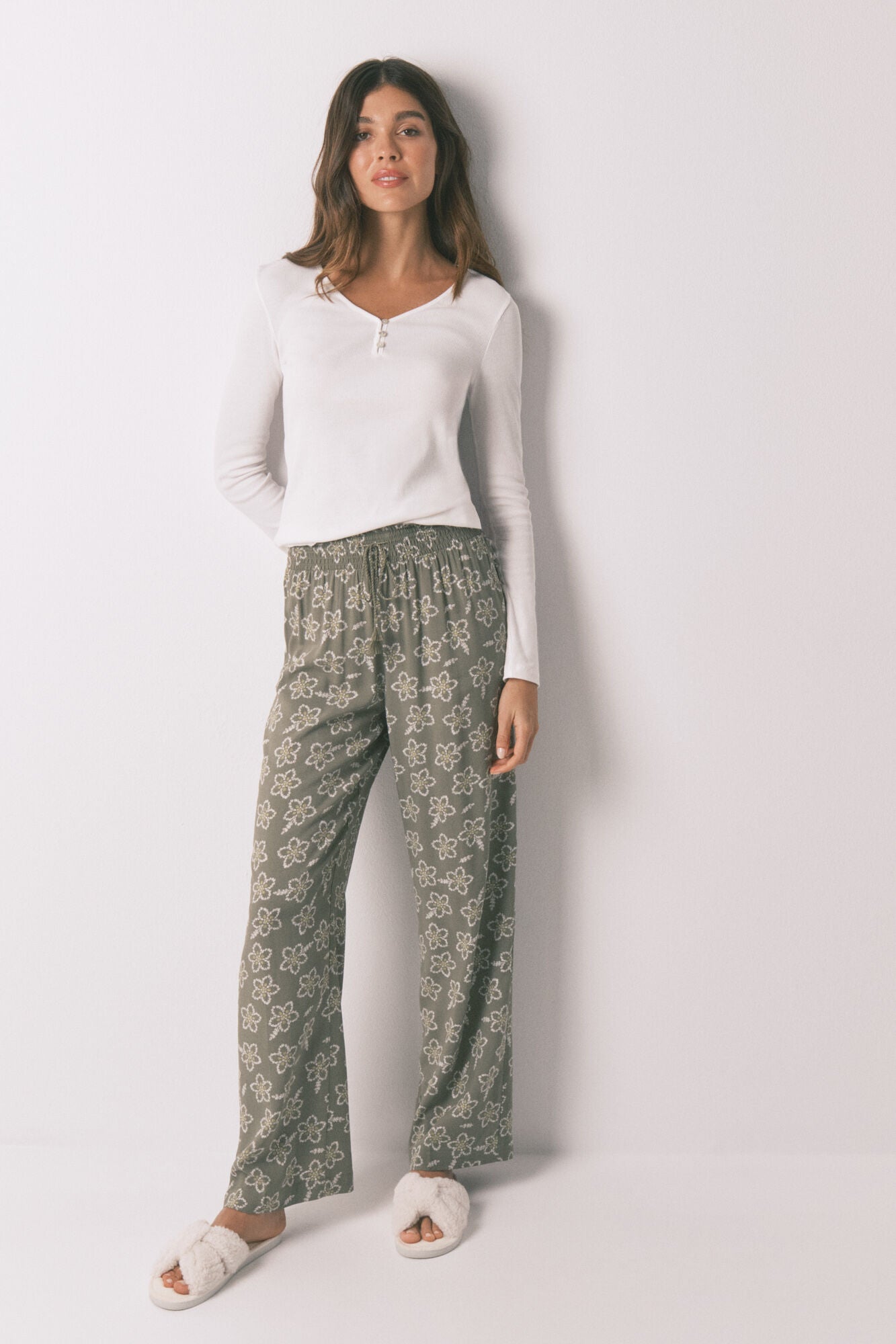 Women Secret_Light Khaki_Long Viscose Trouser with Khaki Flowers_3702259_94_03