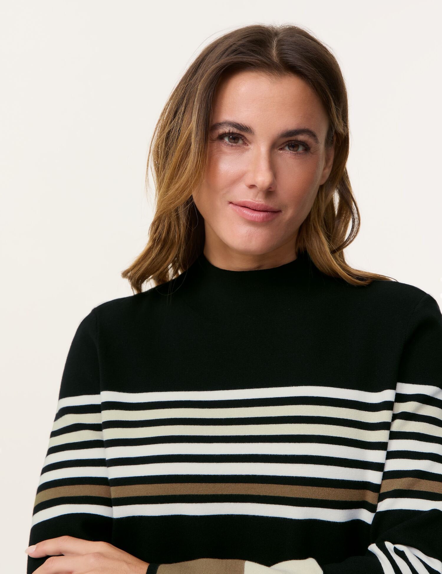 Turtle Neck Pullover With Stripes_370553-44713_1117_05