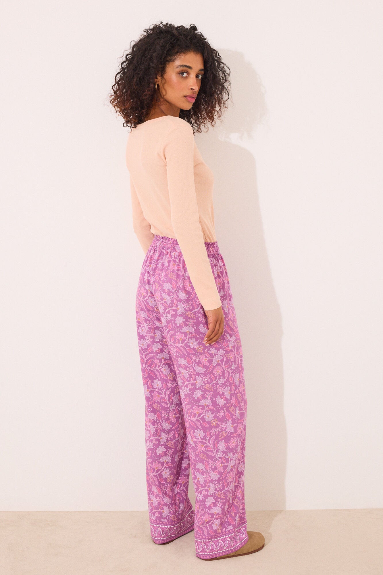 Women Secret_Long Viscose Trouser with Boho Floral Print_3709659_79_05