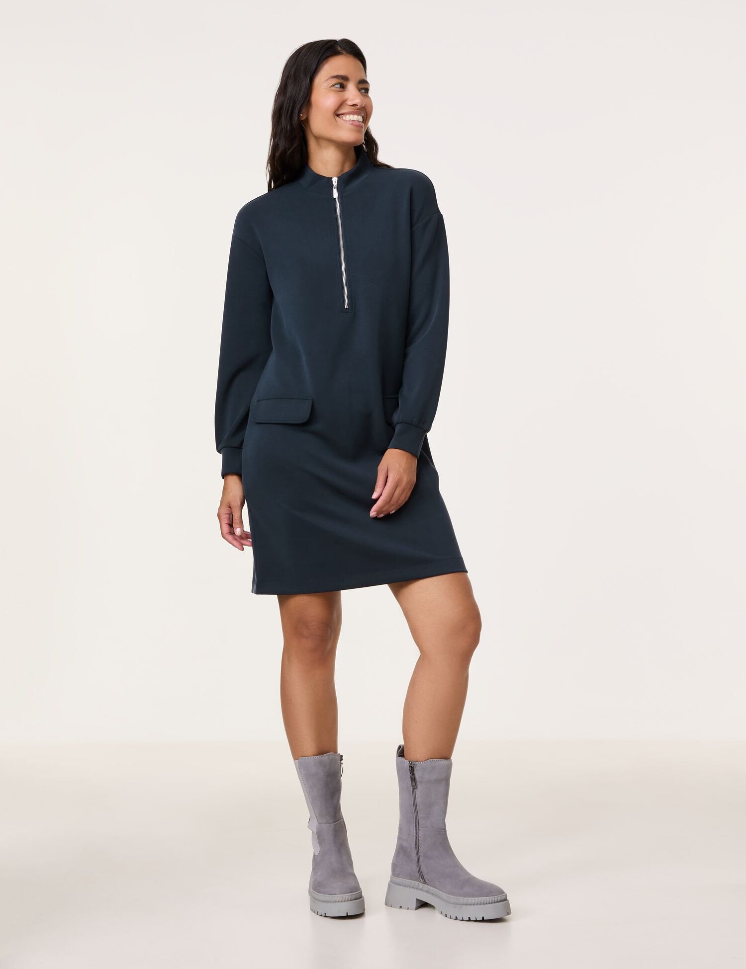 Sweatshirt Dress in Sand-Washed Jersey_380014-44020_80890_01