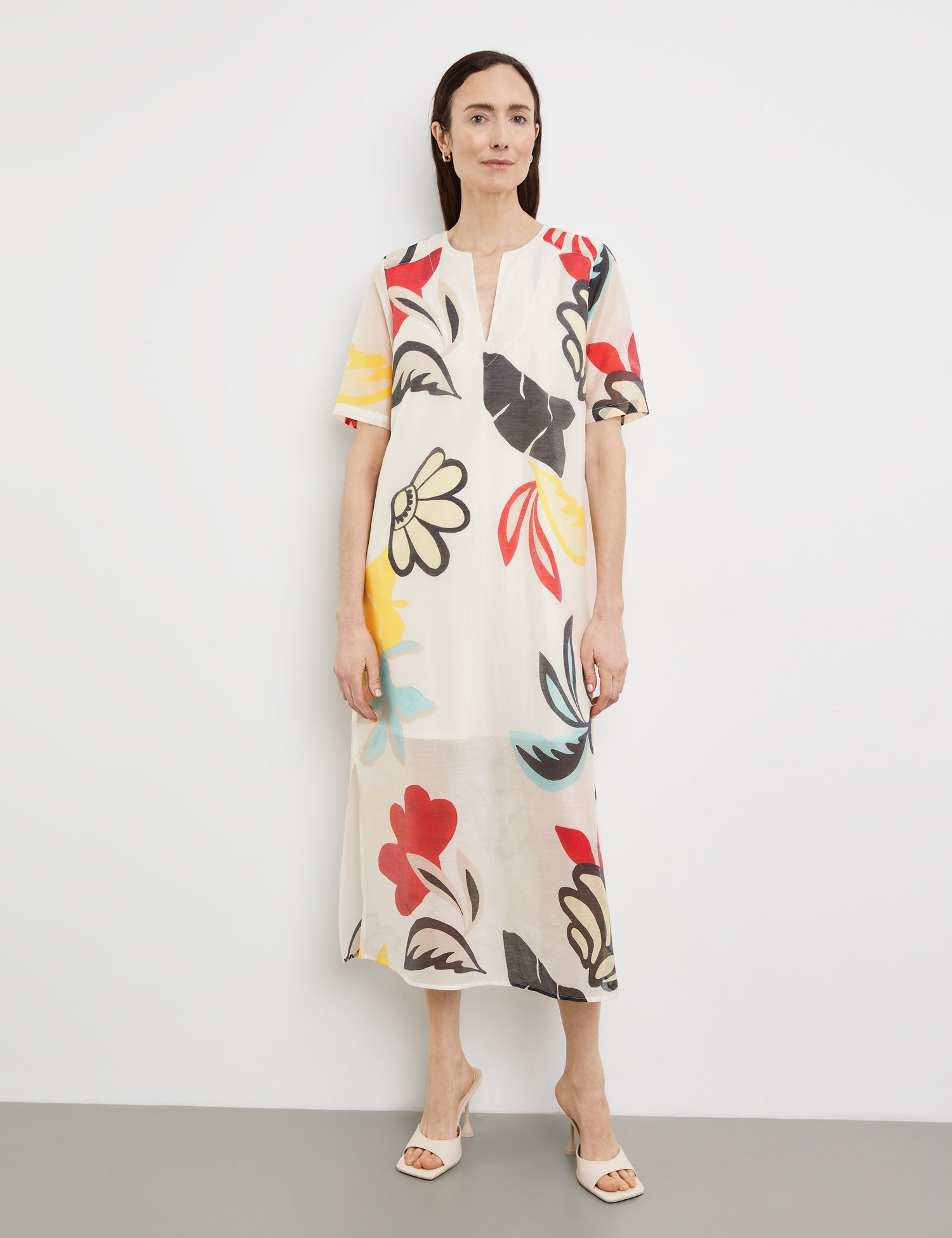 Flowing Midi Dress With A Floral Print_380074-31533_9048_03