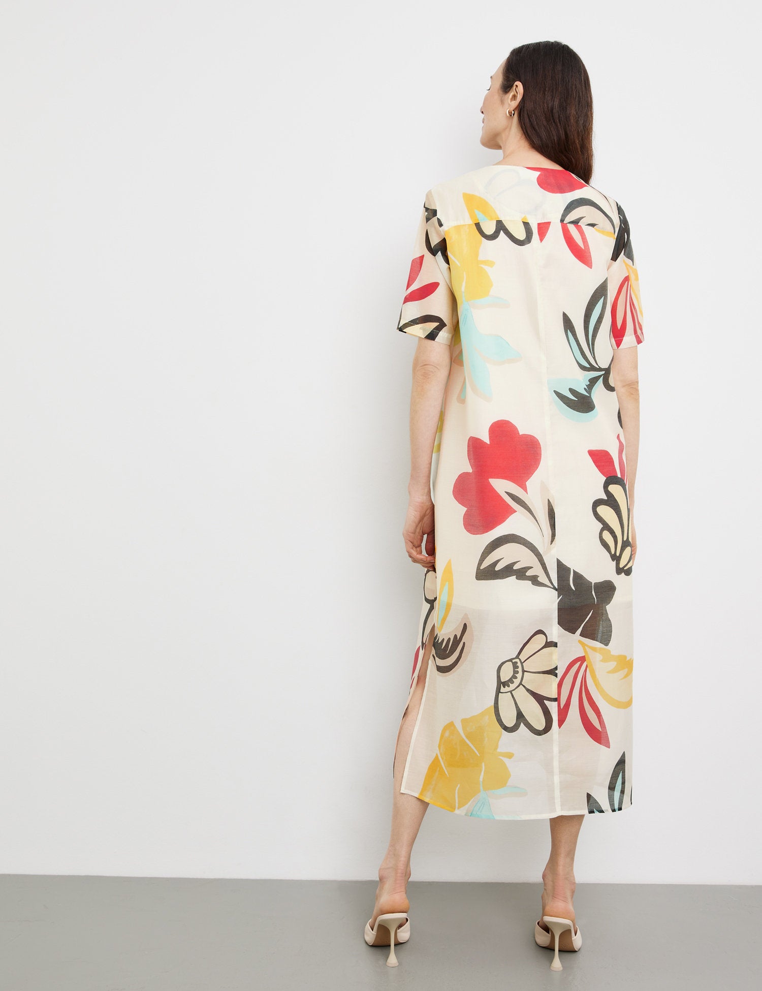 Flowing Midi Dress With A Floral Print_380074-31533_9048_06