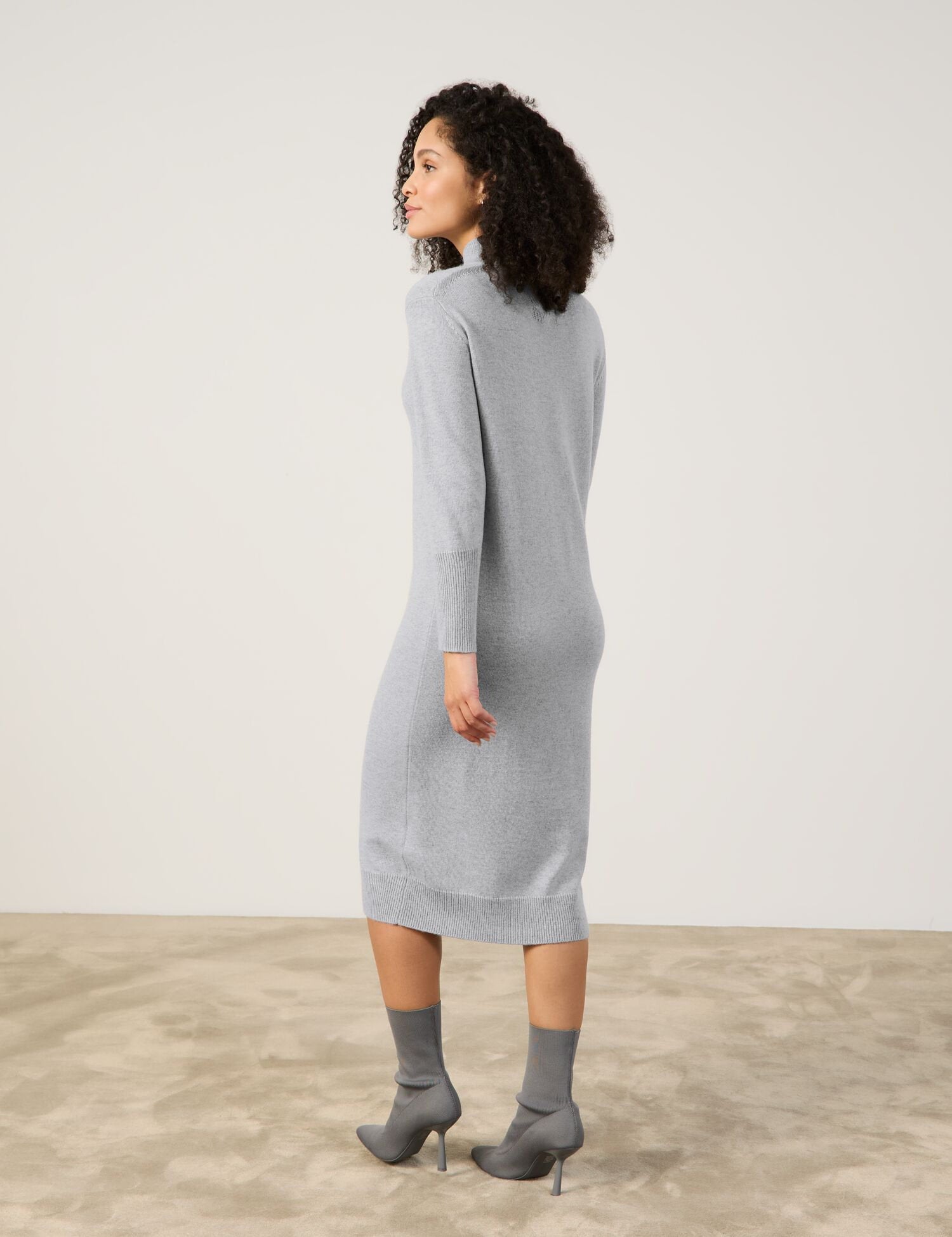 Loose-Fitting Knitted Dress with Vertical Pintucks_385154-44715_204720_06