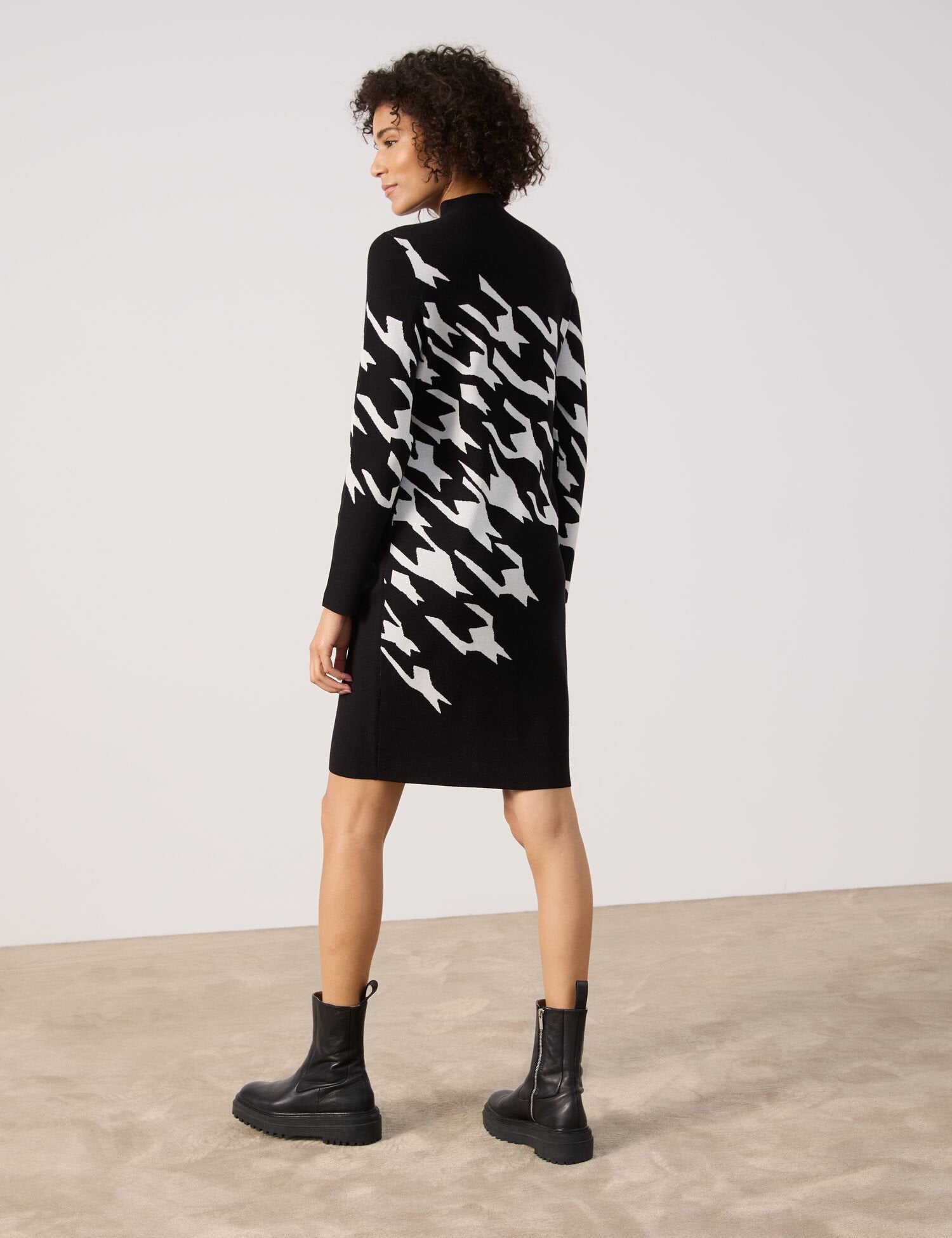 Knitted Dress With Jacquard Pattern_06