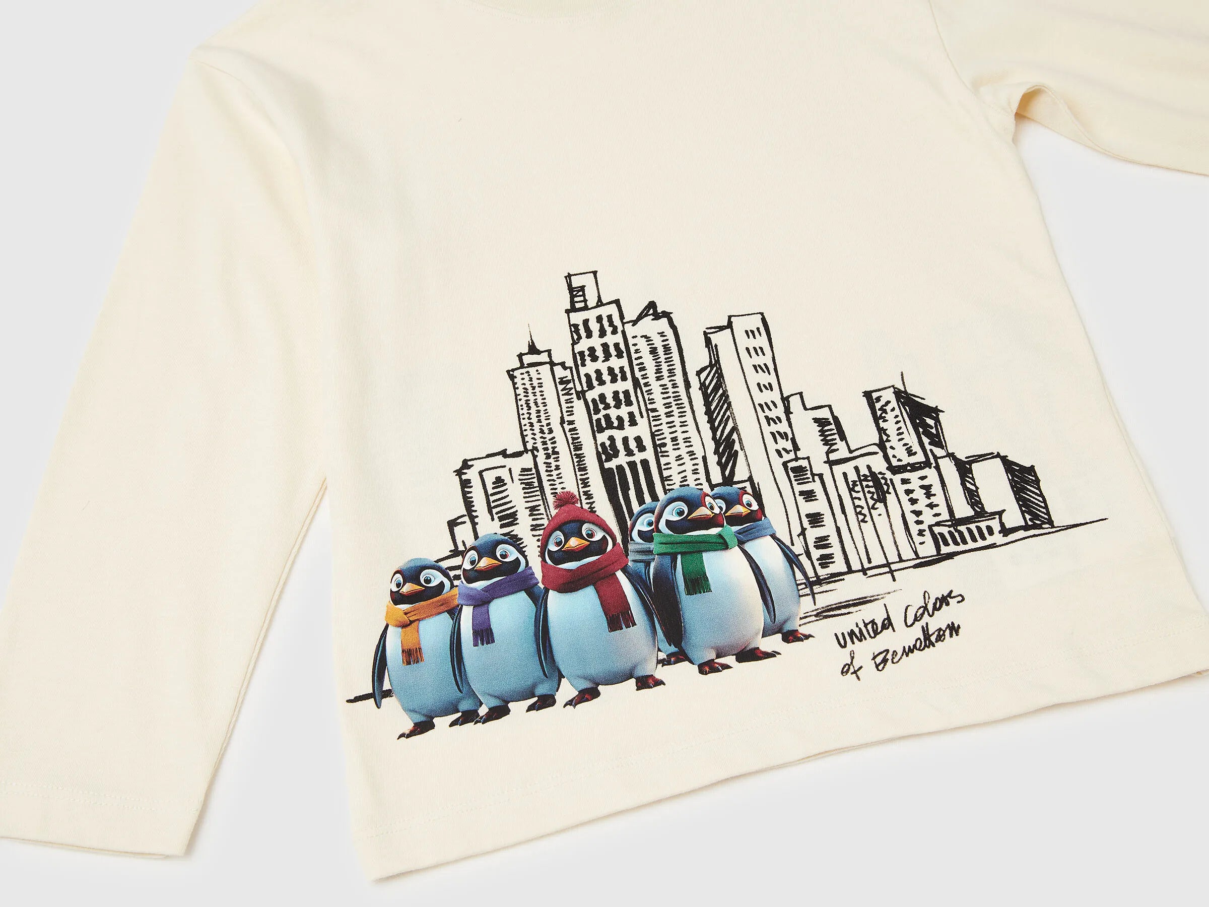 Benetton_Creamy White_T-Shirt with Print on Front and Back_3ATNG10KV_3C9_03