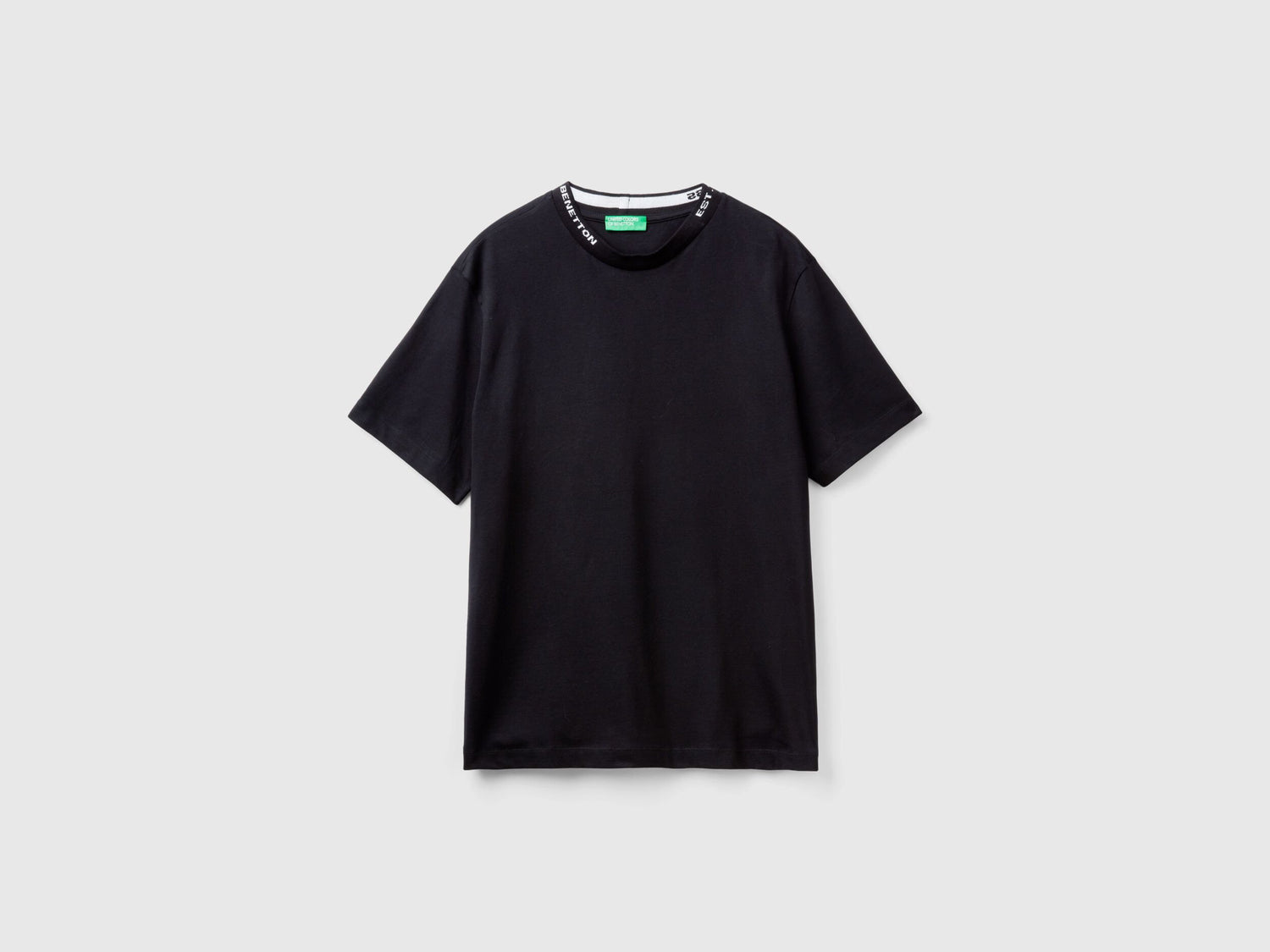 Black T Shirt With Embroidery On The Neck_3Bl0U108J_100_03