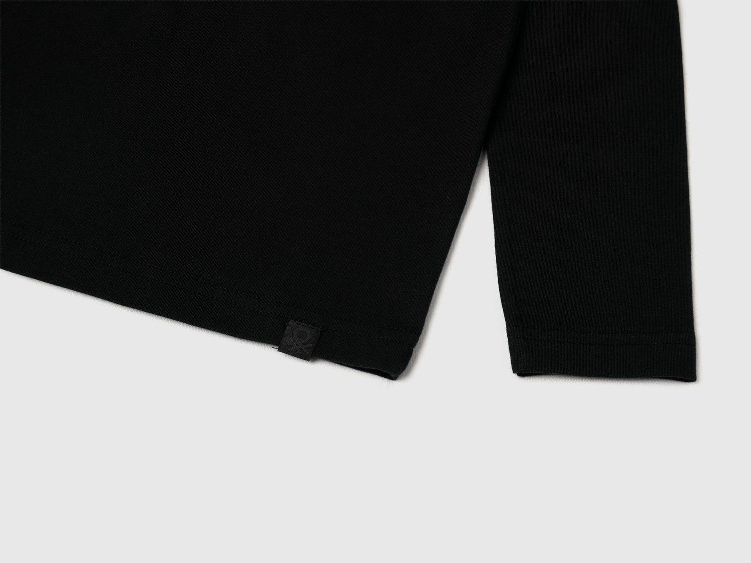 Benetton_Black_Long Sleeve Turtleneck T-Shirt_3DKEC202O_100_03