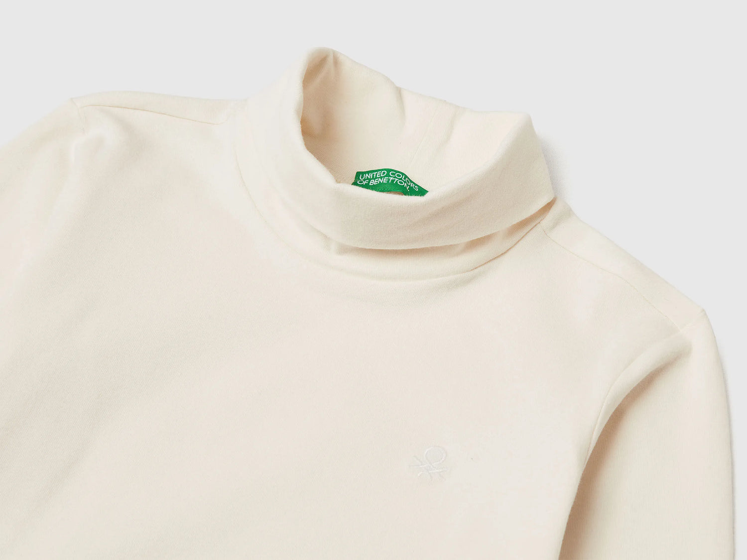 Benetton_Creamy White_Turtleneck T-Shirt in Warm Stretch Cotton_3DKEG10JU_0R2_03