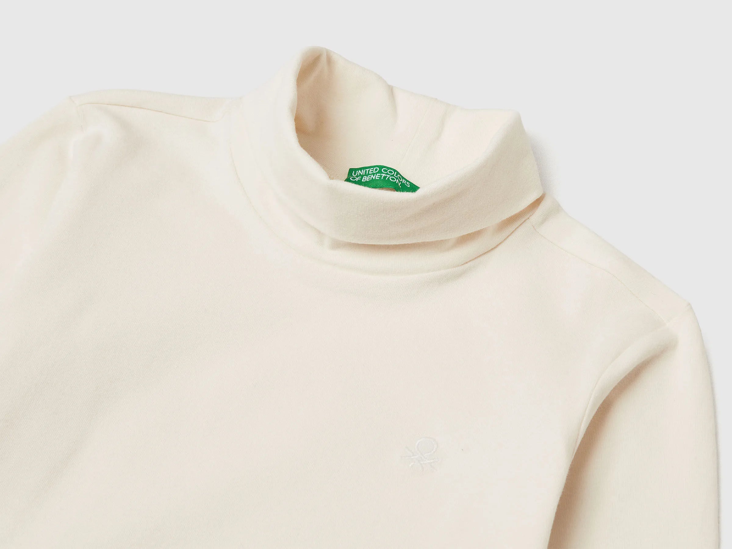 Benetton_Creamy White_Turtleneck T-Shirt in Warm Stretch Cotton_3DKEG10JU_0R2_03